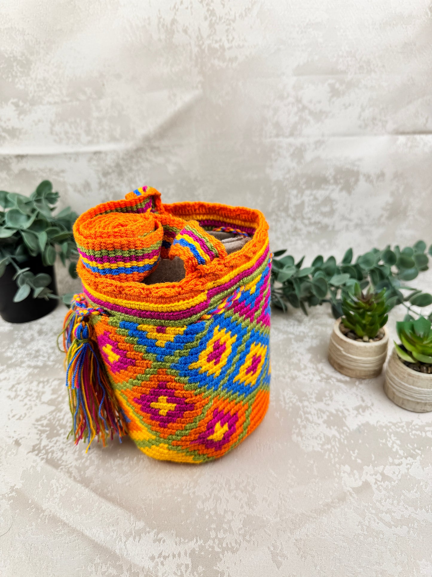 Vista frontal de mochila Wayuu Susuchon 0 con diseño tradicional tejido a mano.