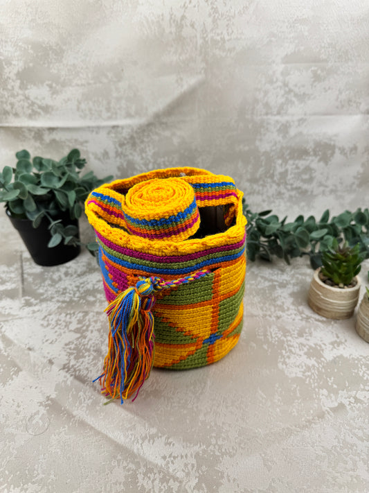 Vista frontal de mochila Wayuu Susuchon 00 con diseño tradicional tejido a mano.