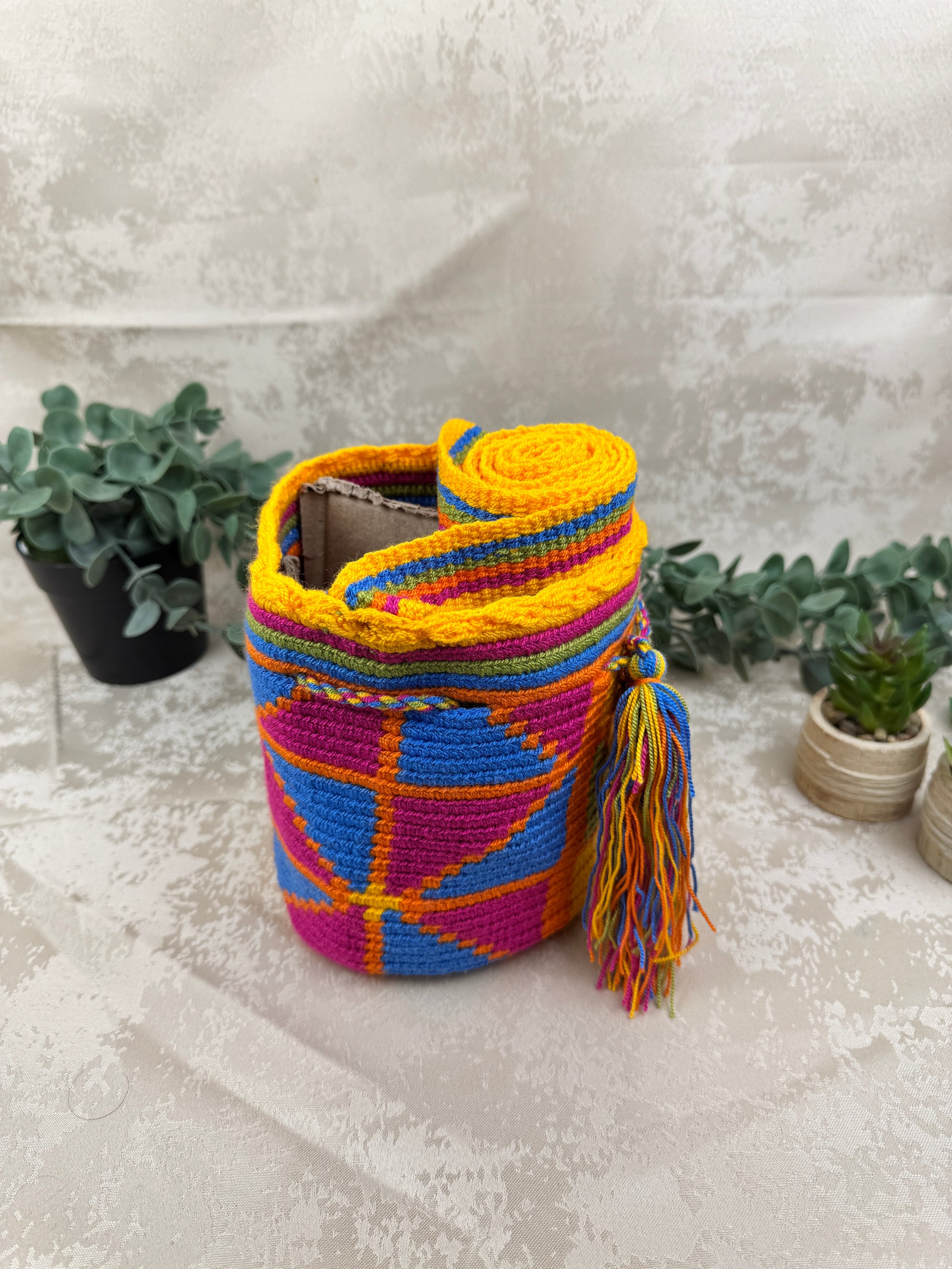 Mochila Wayuu Susuchon 0 tejida a mano por artesanas Wayuu en La Guajira Colombia.
