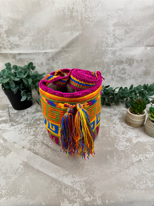 Mochila Wayuu Susuchon 
 tejida a mano por artesanas Wayuu en La Guajira Colombia.