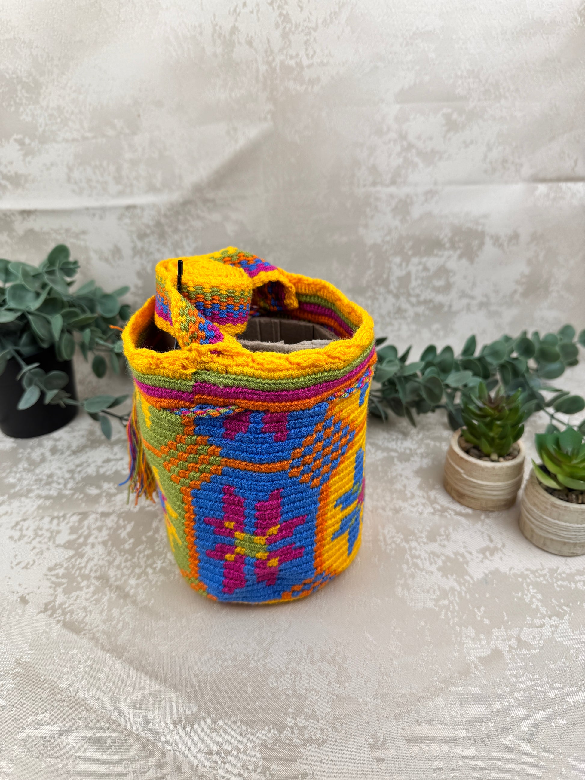 Correa tejida a mano de mochila Wayuu Susuchon artesanal colombiana.