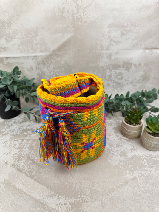 Vista frontal de mochila Wayuu Susuchon 1 con diseño tradicional tejido a mano.