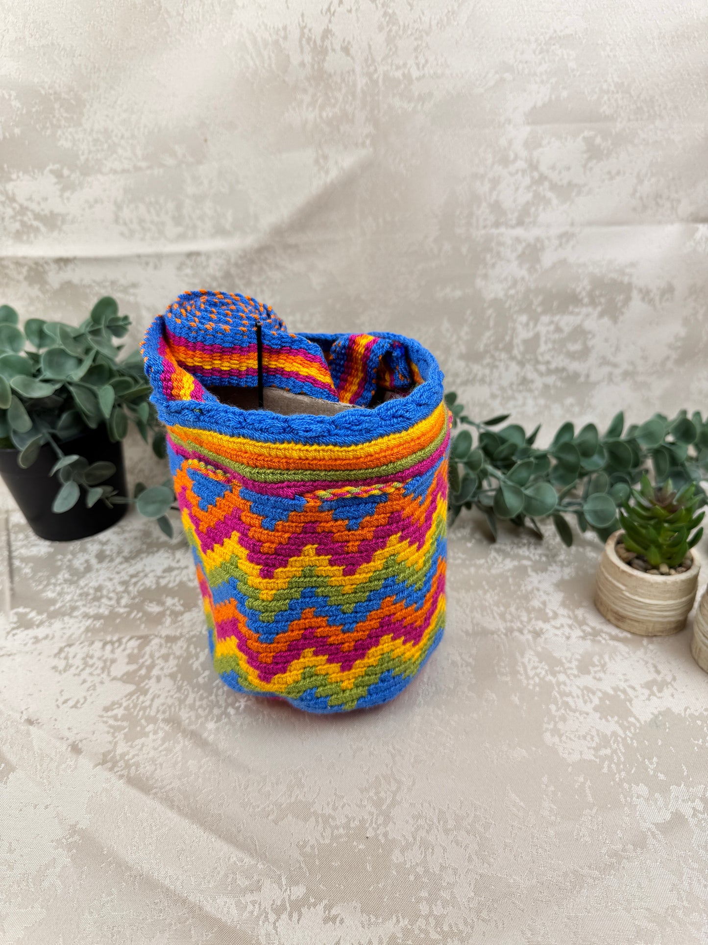 Correa tejida a mano de mochila Wayuu Susuchon artesanal colombiana.