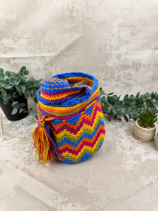 Vista frontal de mochila Wayuu Susuchon 10 con diseño tradicional tejido a mano.