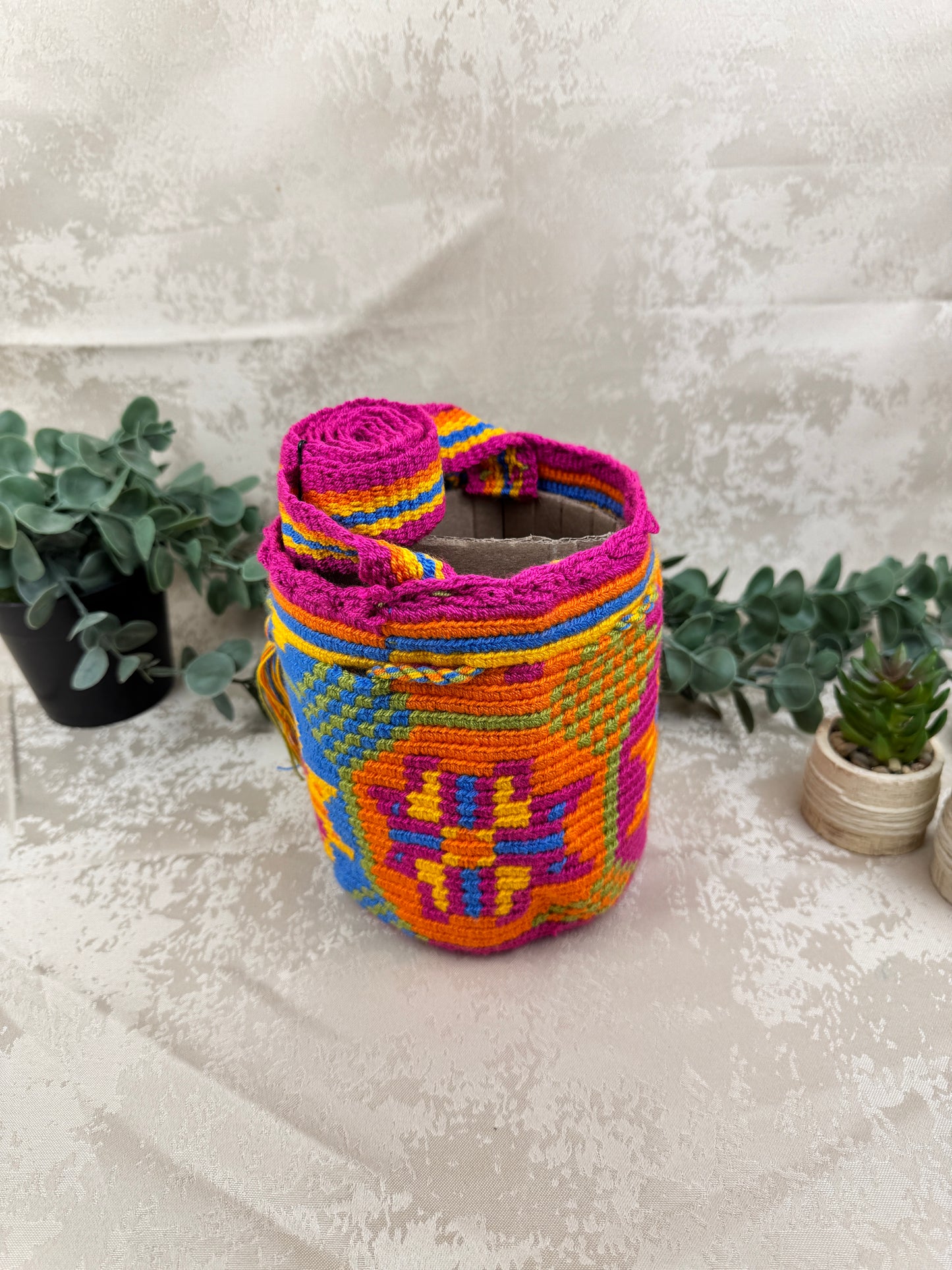 Correa tejida a mano de mochila Wayuu Susuchon artesanal colombiana.