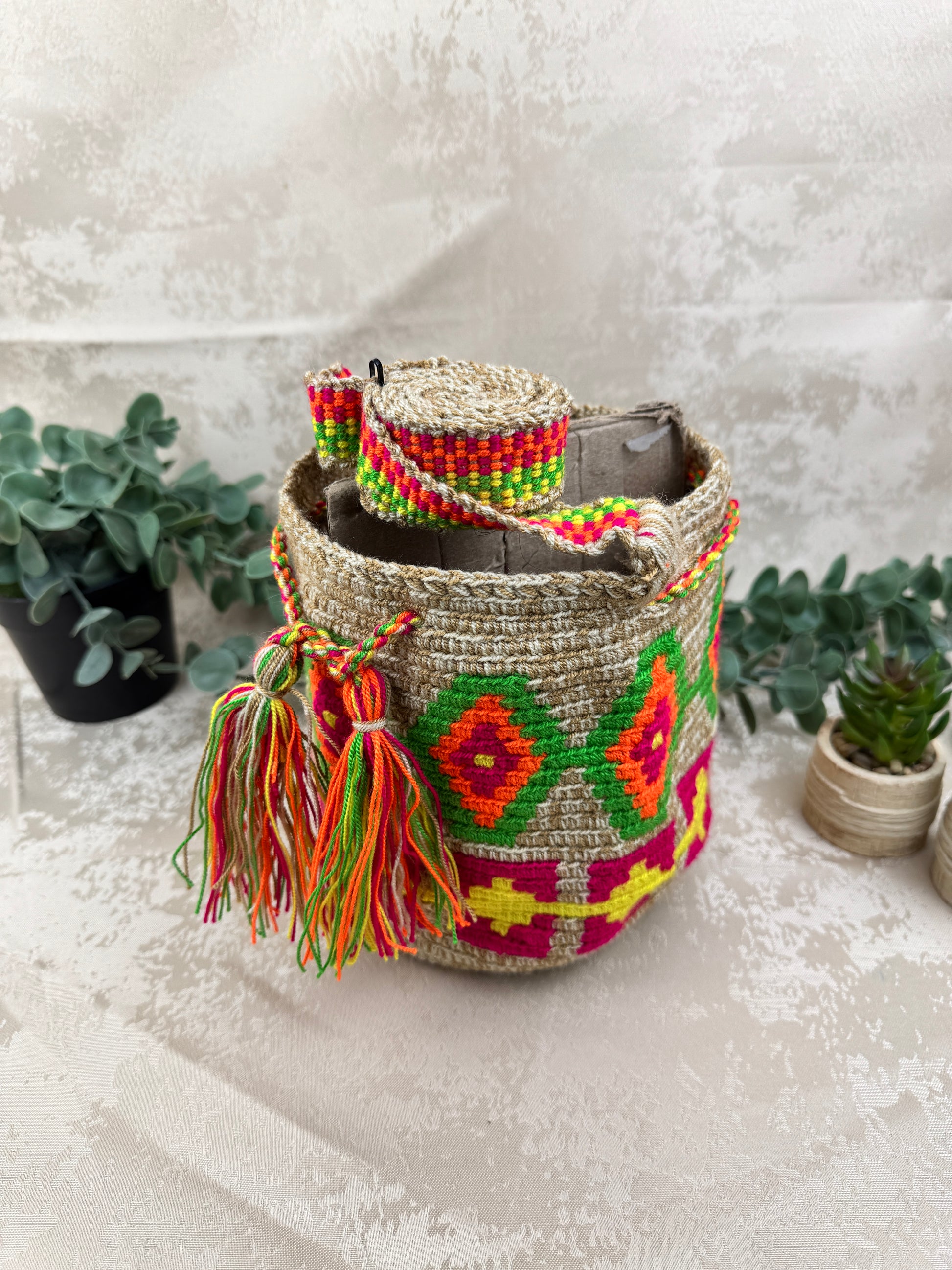 Mochila Wayuu Susuchon 12 tejida a mano por artesanas Wayuu en La Guajira Colombia.