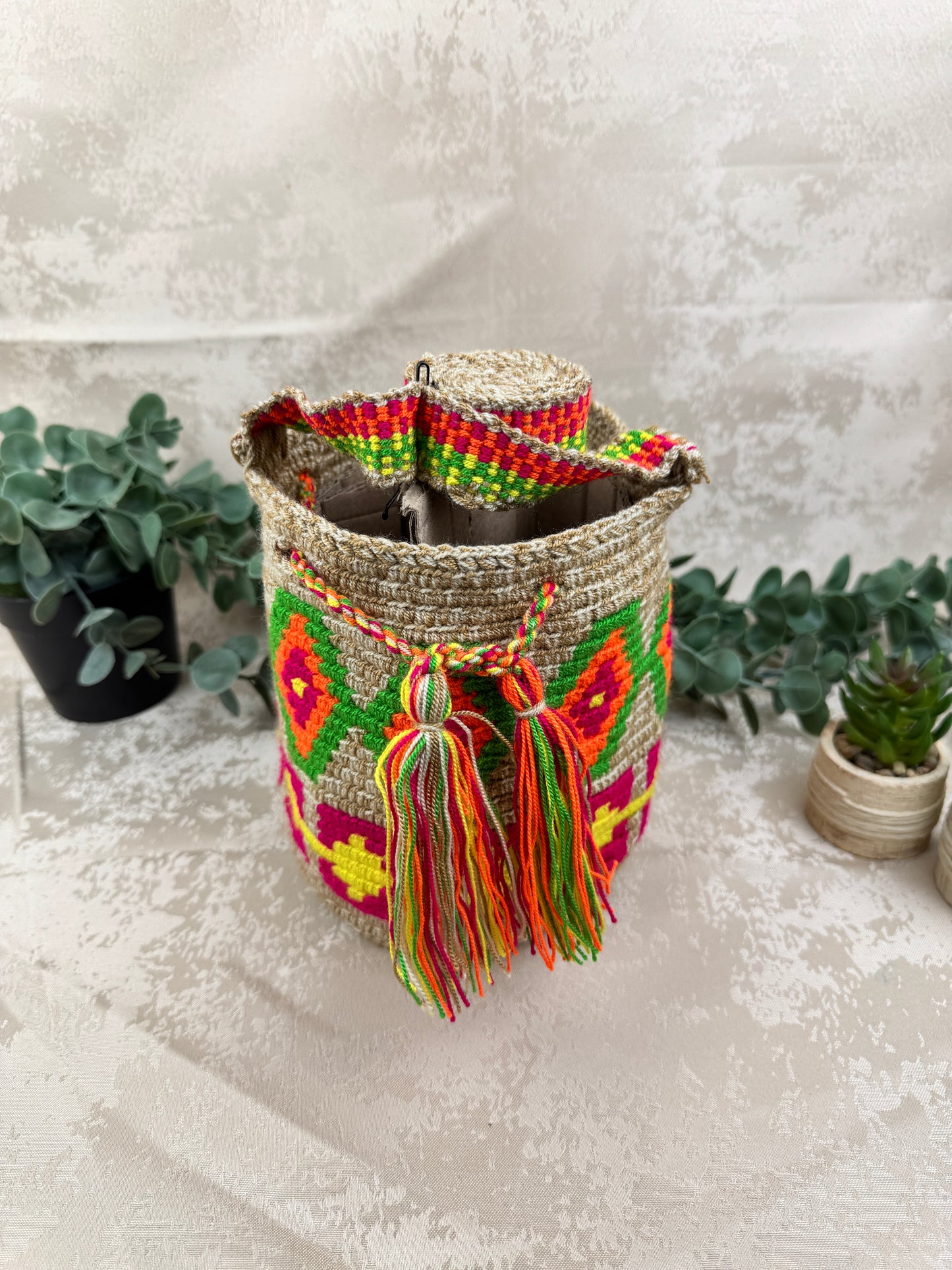 Vista frontal de mochila Wayuu Susuchon 12 con diseño tradicional tejido a mano.