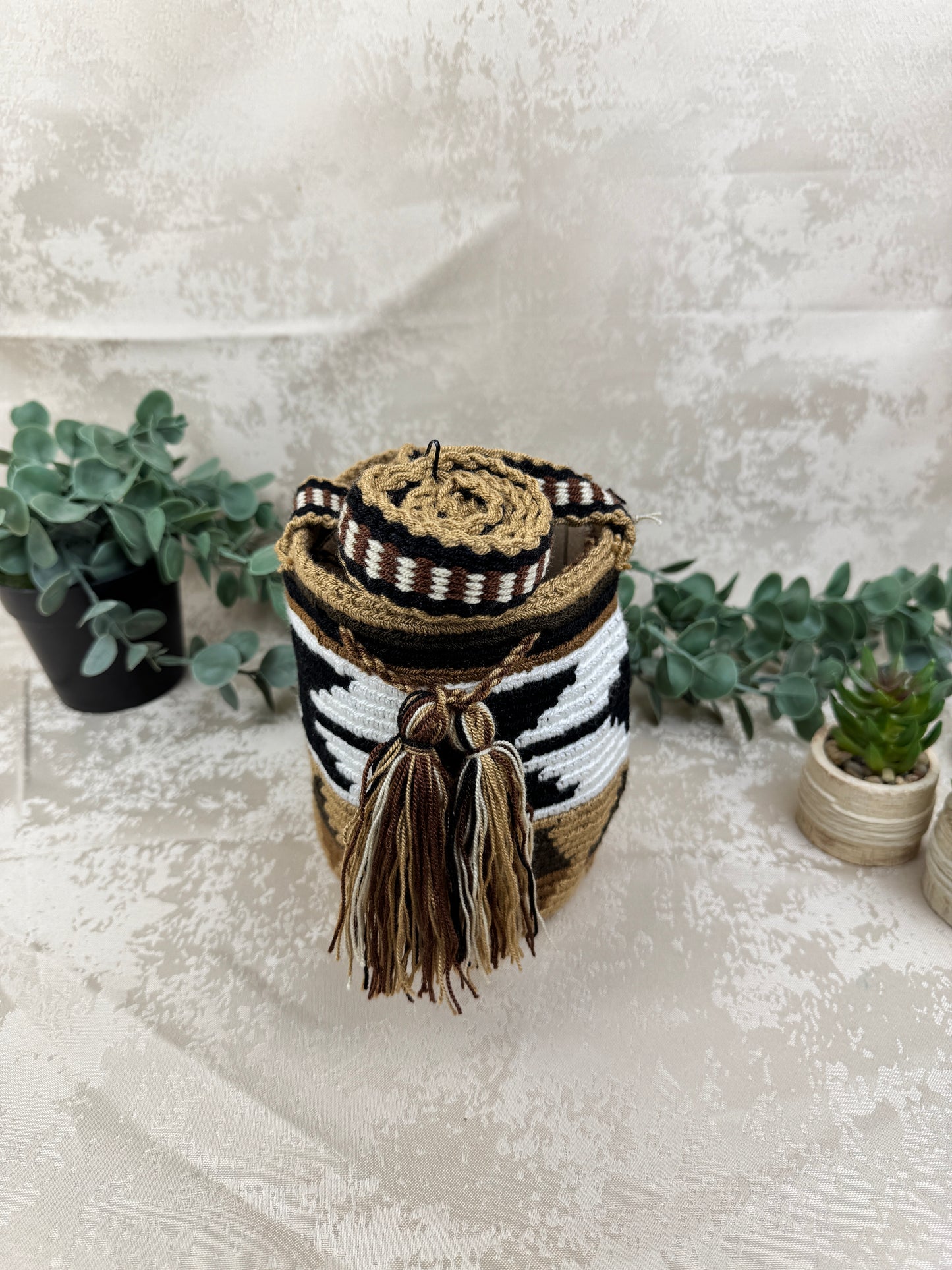 Mochila Wayuu Susuchon 13 tejida a mano por artesanas Wayuu en La Guajira Colombia.