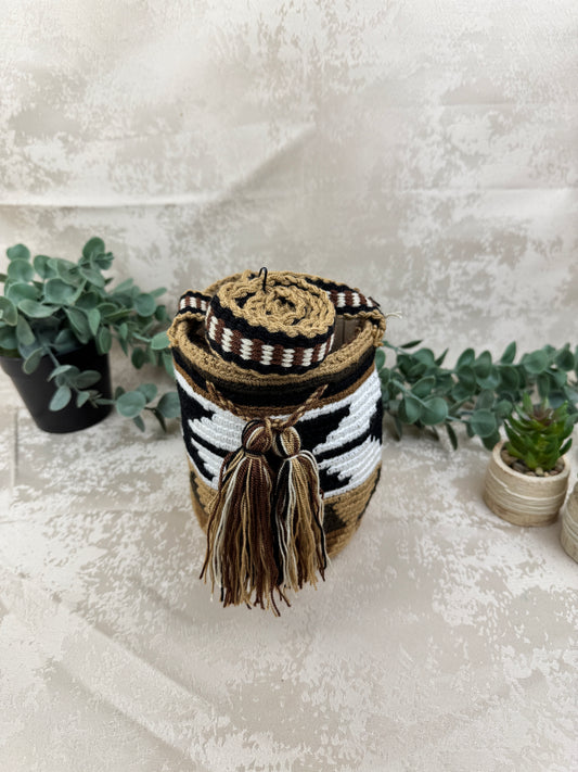 Mochila Wayuu Susuchon 13 tejida a mano por artesanas Wayuu en La Guajira Colombia.