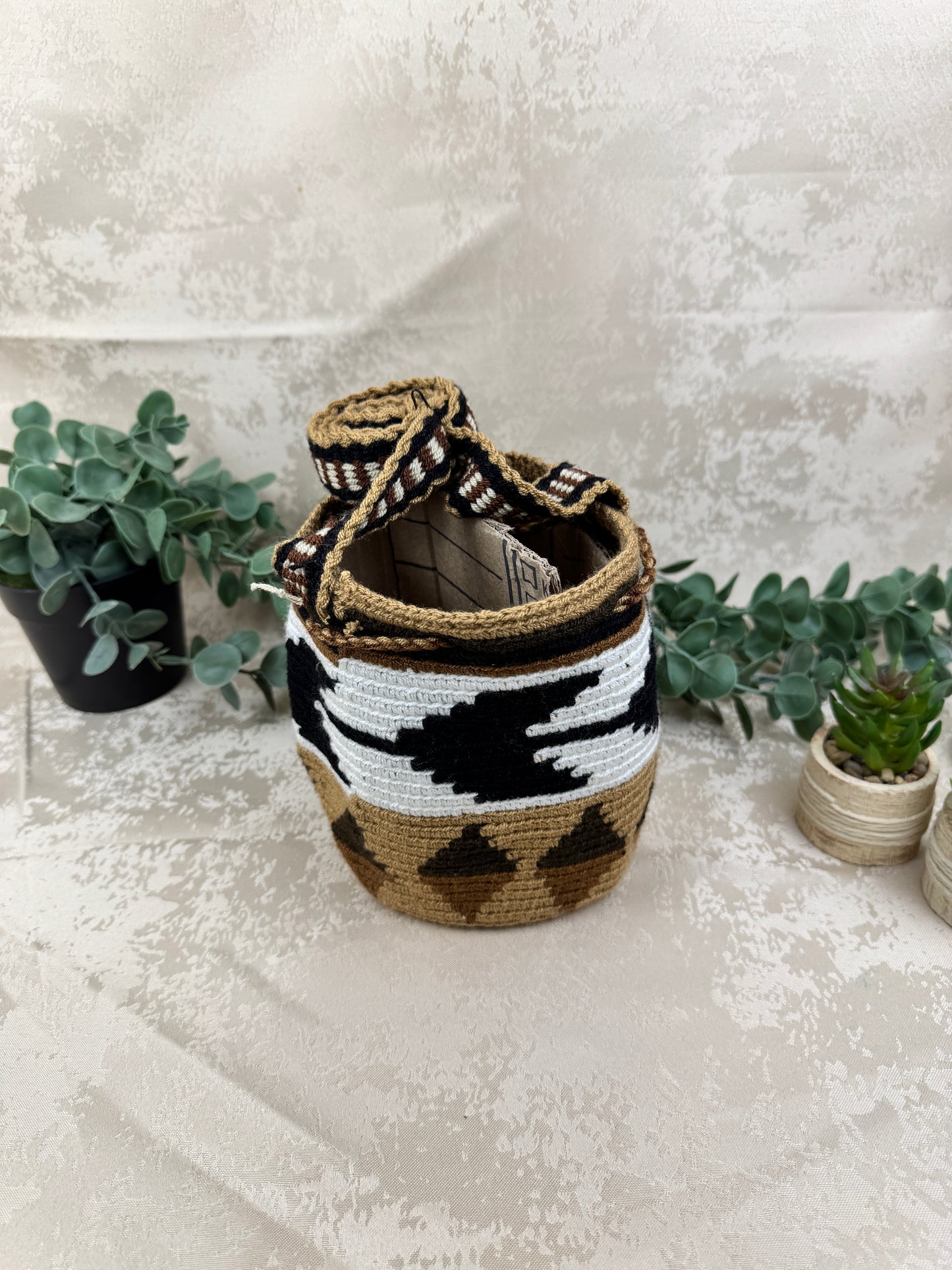 Vista frontal de mochila Wayuu Susuchon 13 con diseño tradicional tejido a mano.