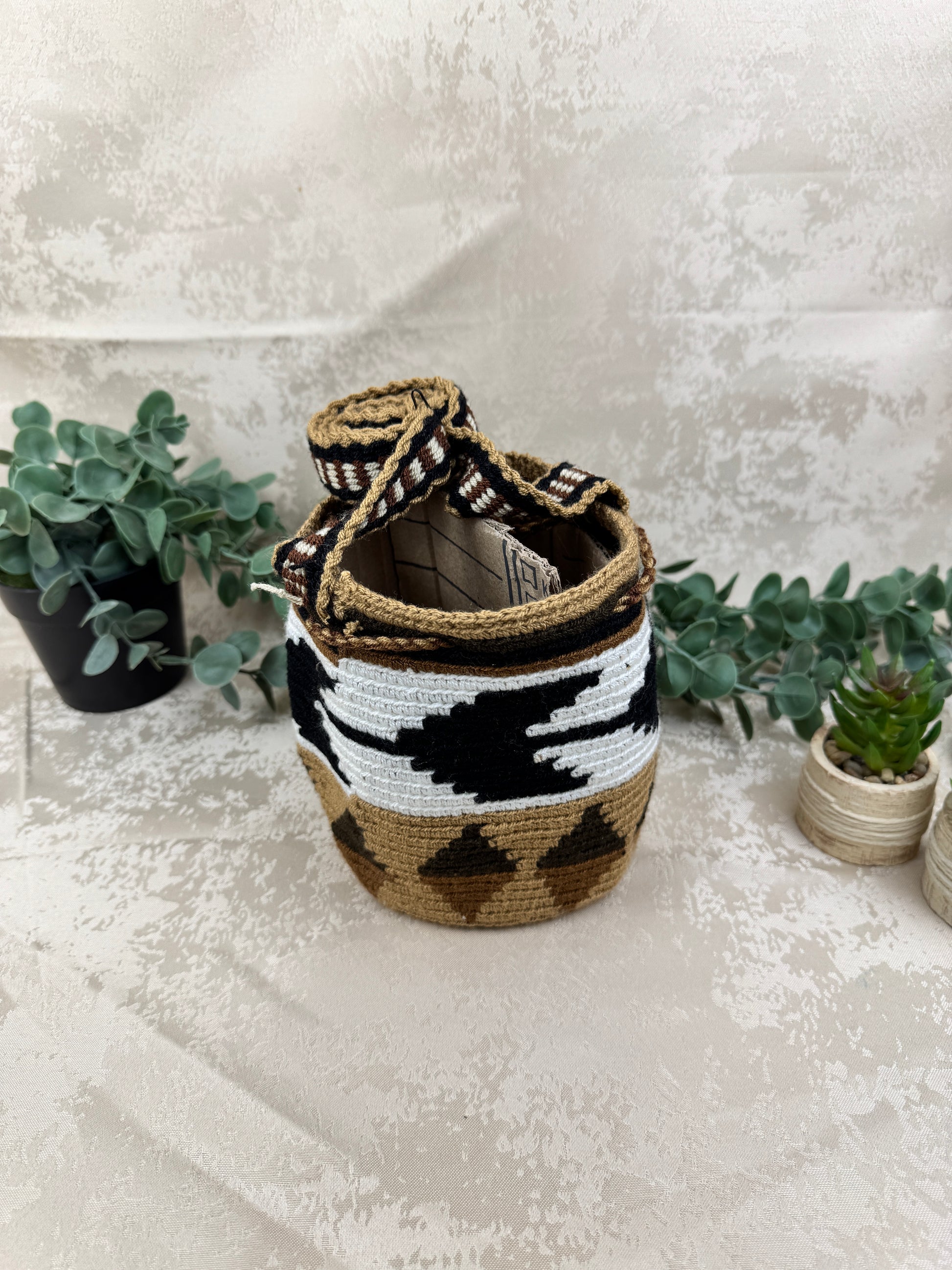 Vista frontal de mochila Wayuu Susuchon 13 con diseño tradicional tejido a mano.