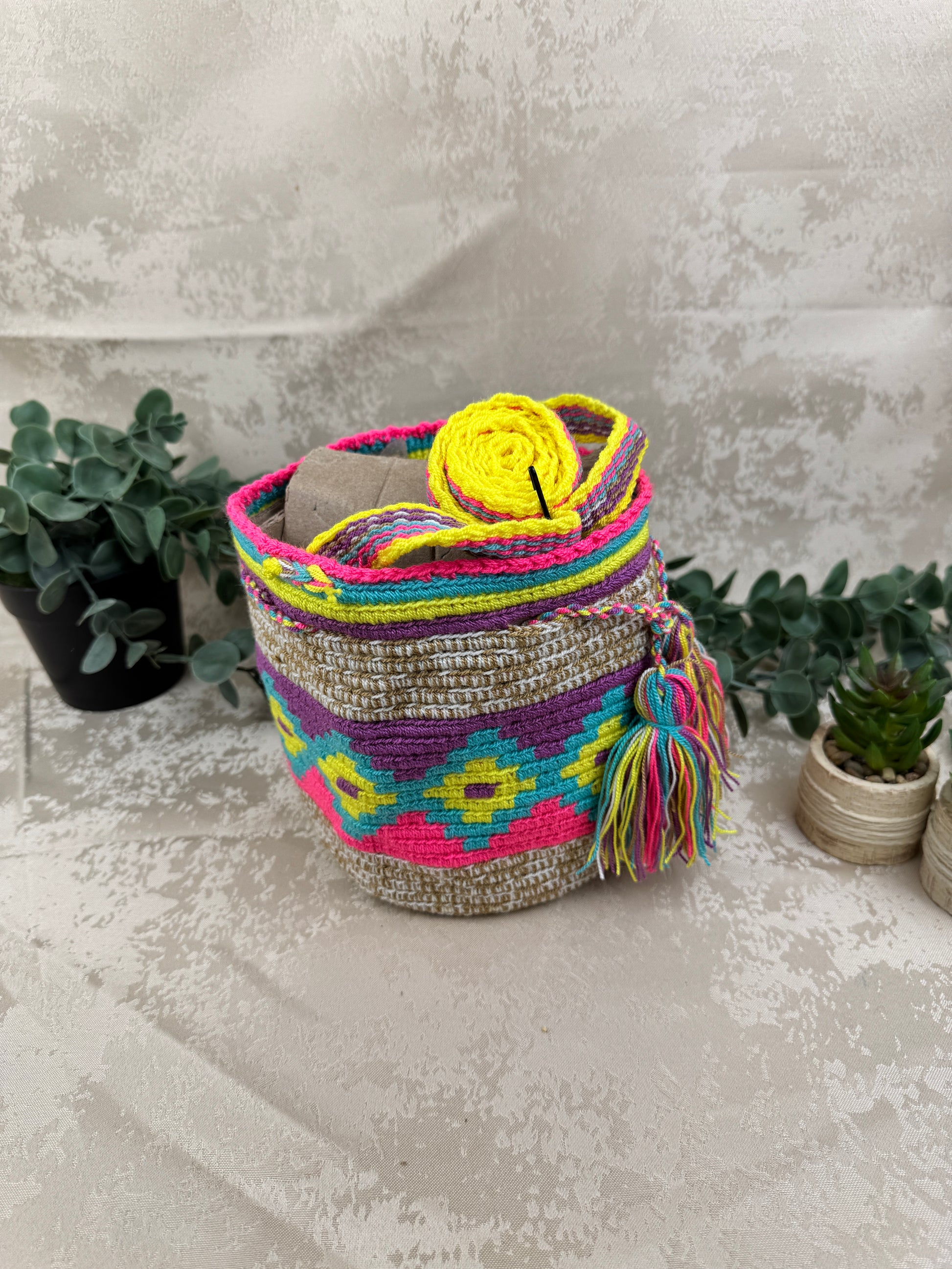 Vista lateral de mochila Wayuu Susuchon artesanal tejida en Colombia.