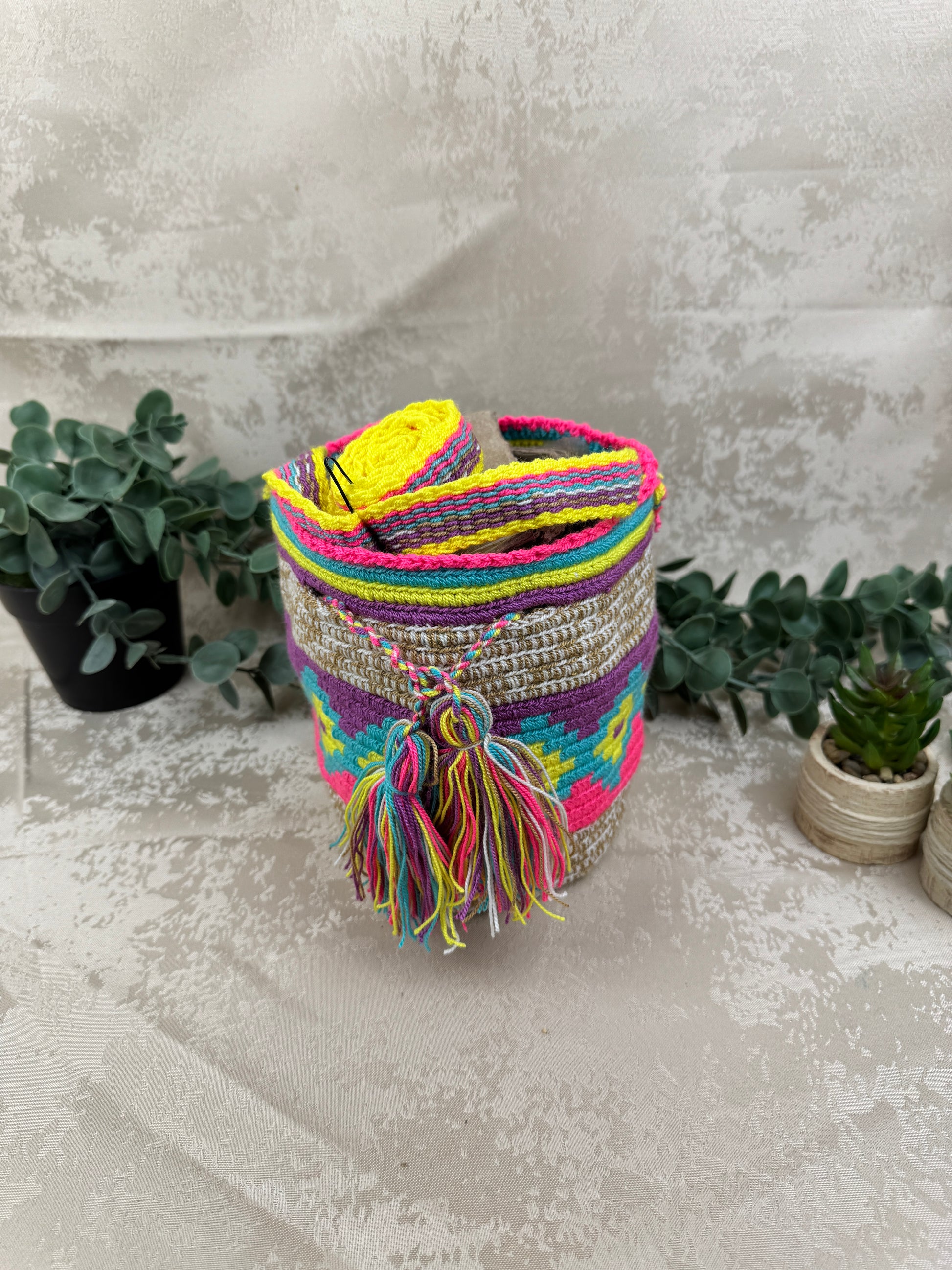 Vista frontal de mochila Wayuu Susuchon 14 con diseño tradicional tejido a mano.