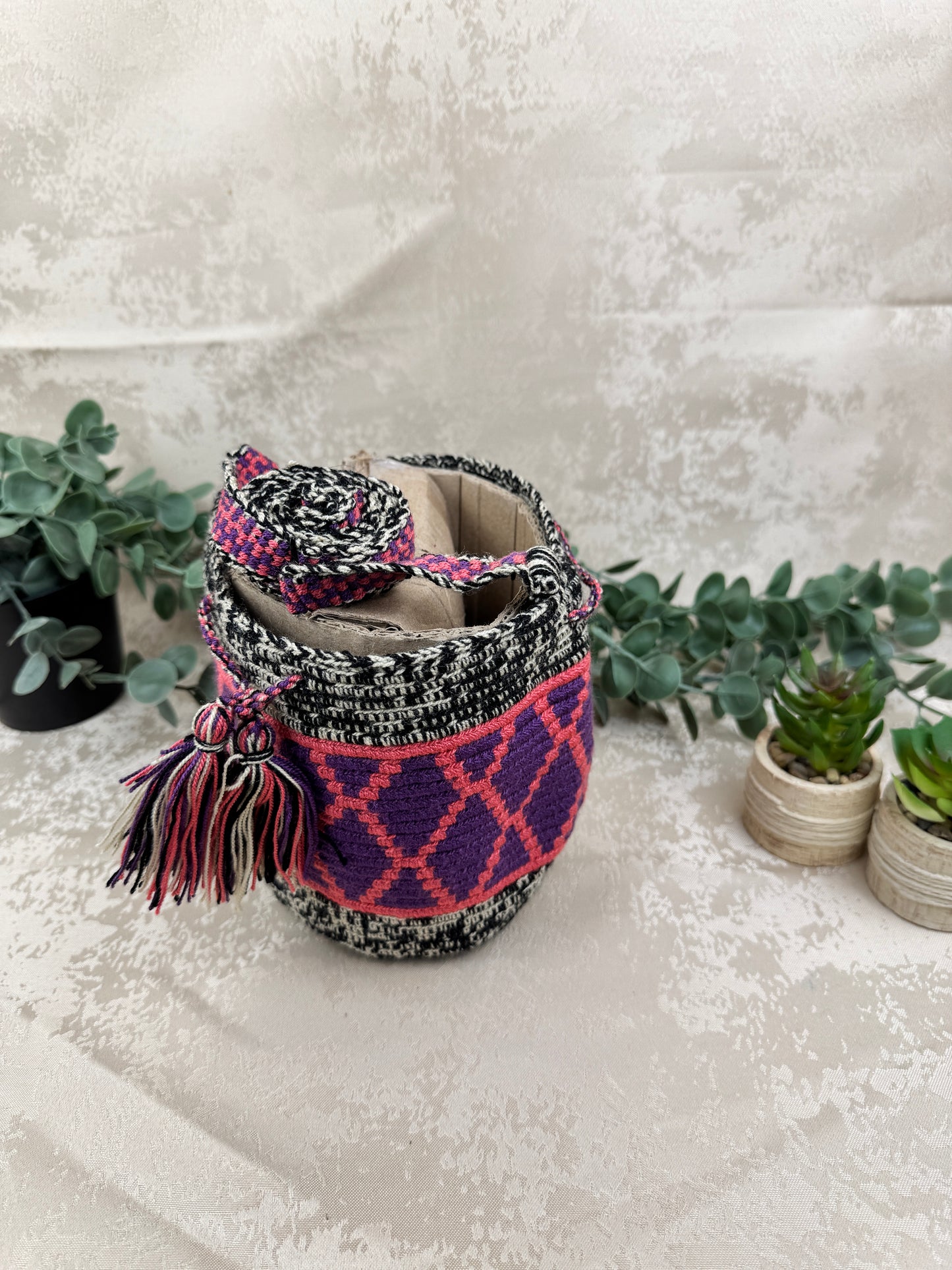 Mochila Wayuu Susuchon 15 tejida a mano por artesanas Wayuu en La Guajira Colombia.