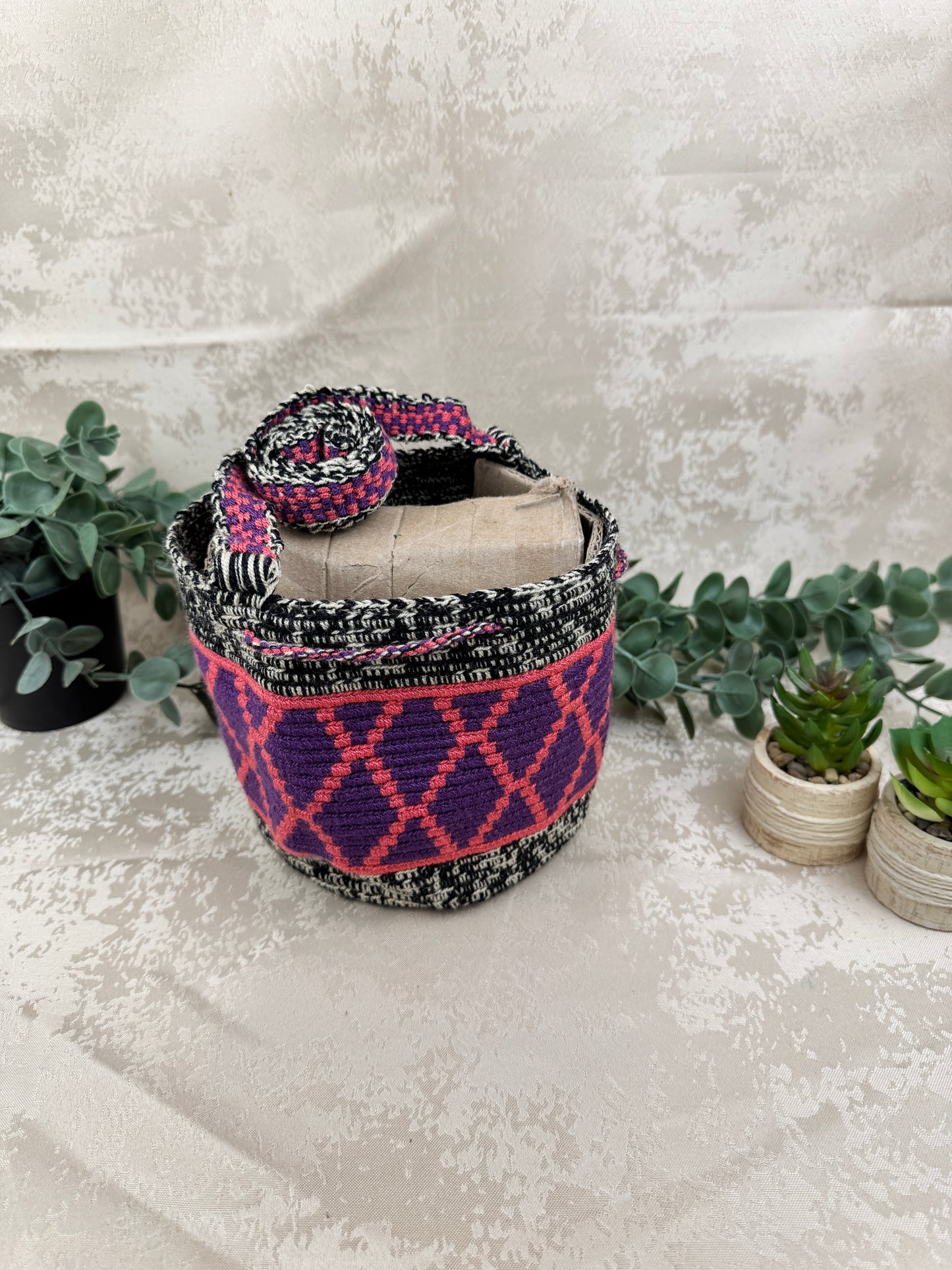 Correa tejida a mano de mochila Wayuu Susuchon artesanal colombiana.