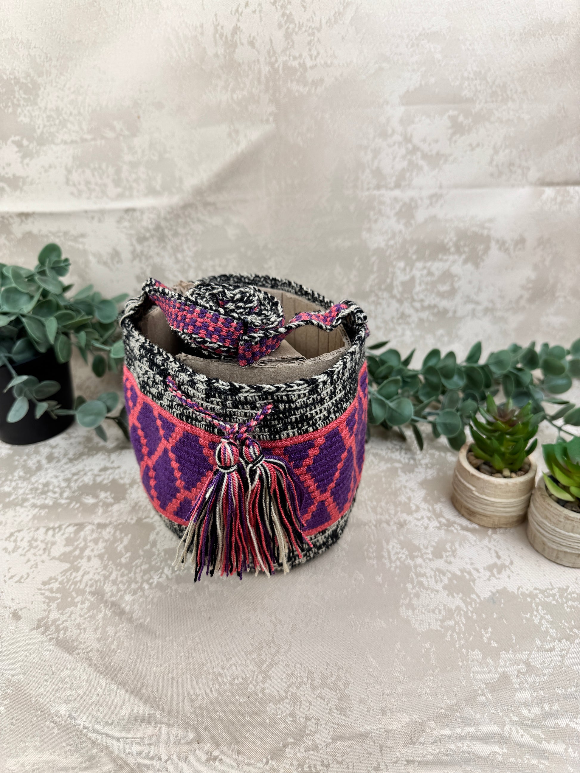 Vista frontal de mochila Wayuu Susuchon 15 con diseño tradicional tejido a mano.