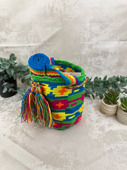 Mochila Wayuu Susuchon 16 tejida a mano por artesanas Wayuu en La Guajira Colombia.