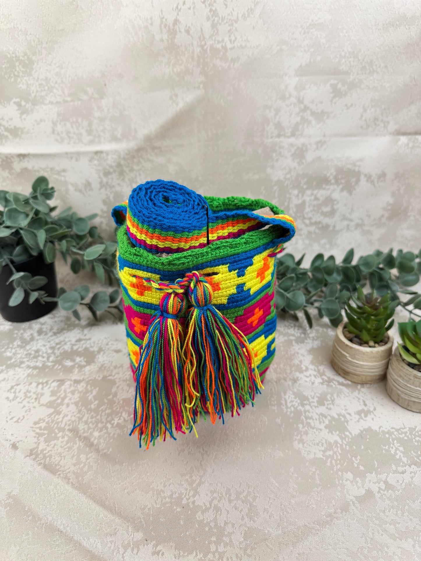 Vista frontal de mochila Wayuu Susuchon 16 con diseño tradicional tejido a mano.
