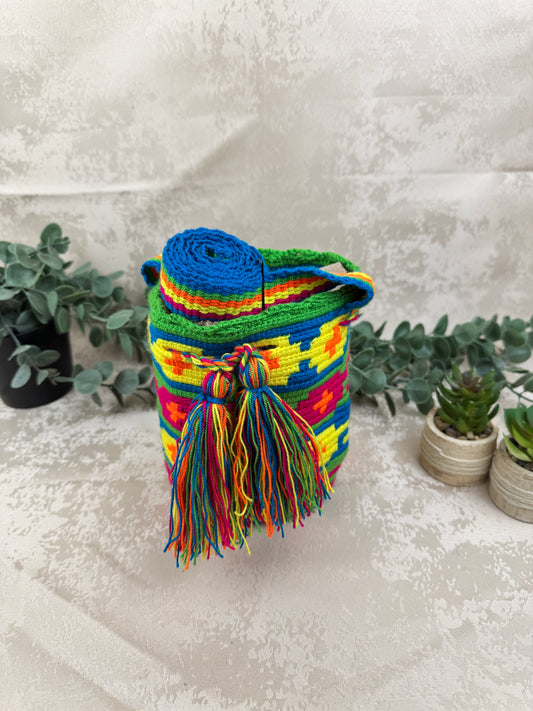 Vista frontal de mochila Wayuu Susuchon 16 con diseño tradicional tejido a mano.