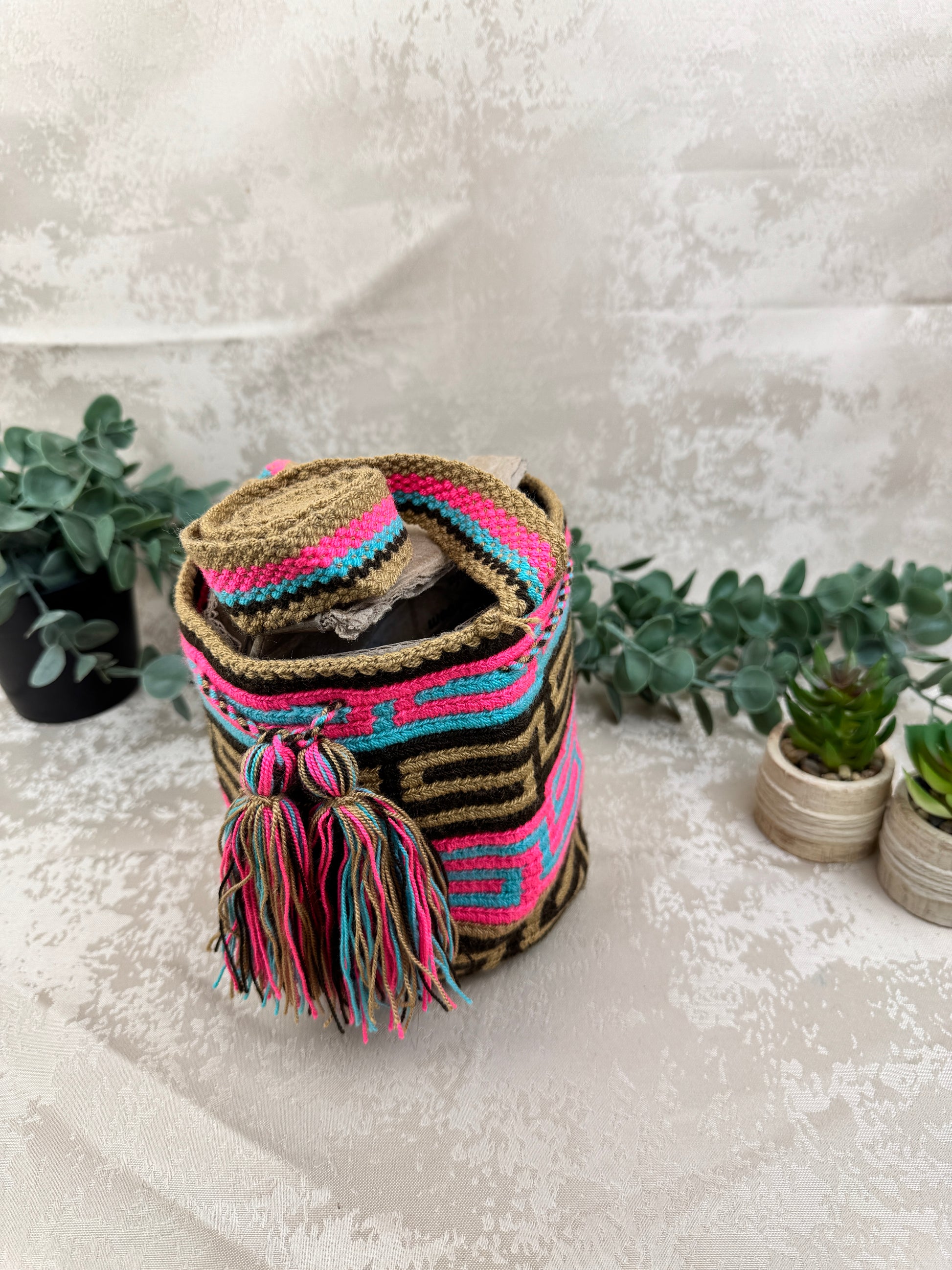Mochila Wayuu Susuchon 17 tejida a mano por artesanas Wayuu en La Guajira Colombia.