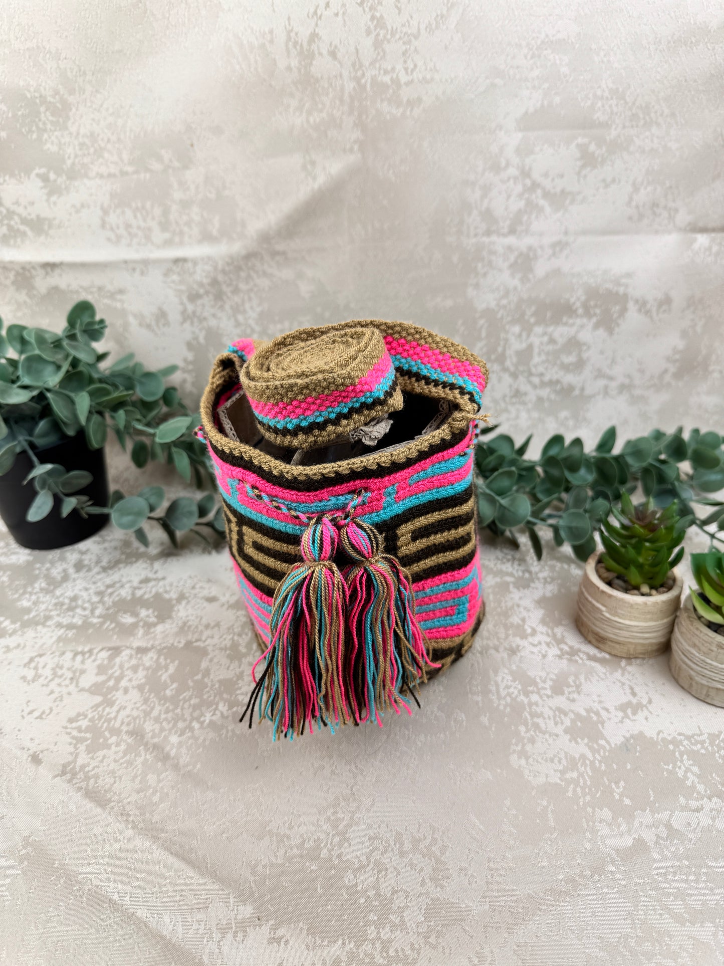 Vista frontal de mochila Wayuu Susuchon 17 con diseño tradicional tejido a mano.
