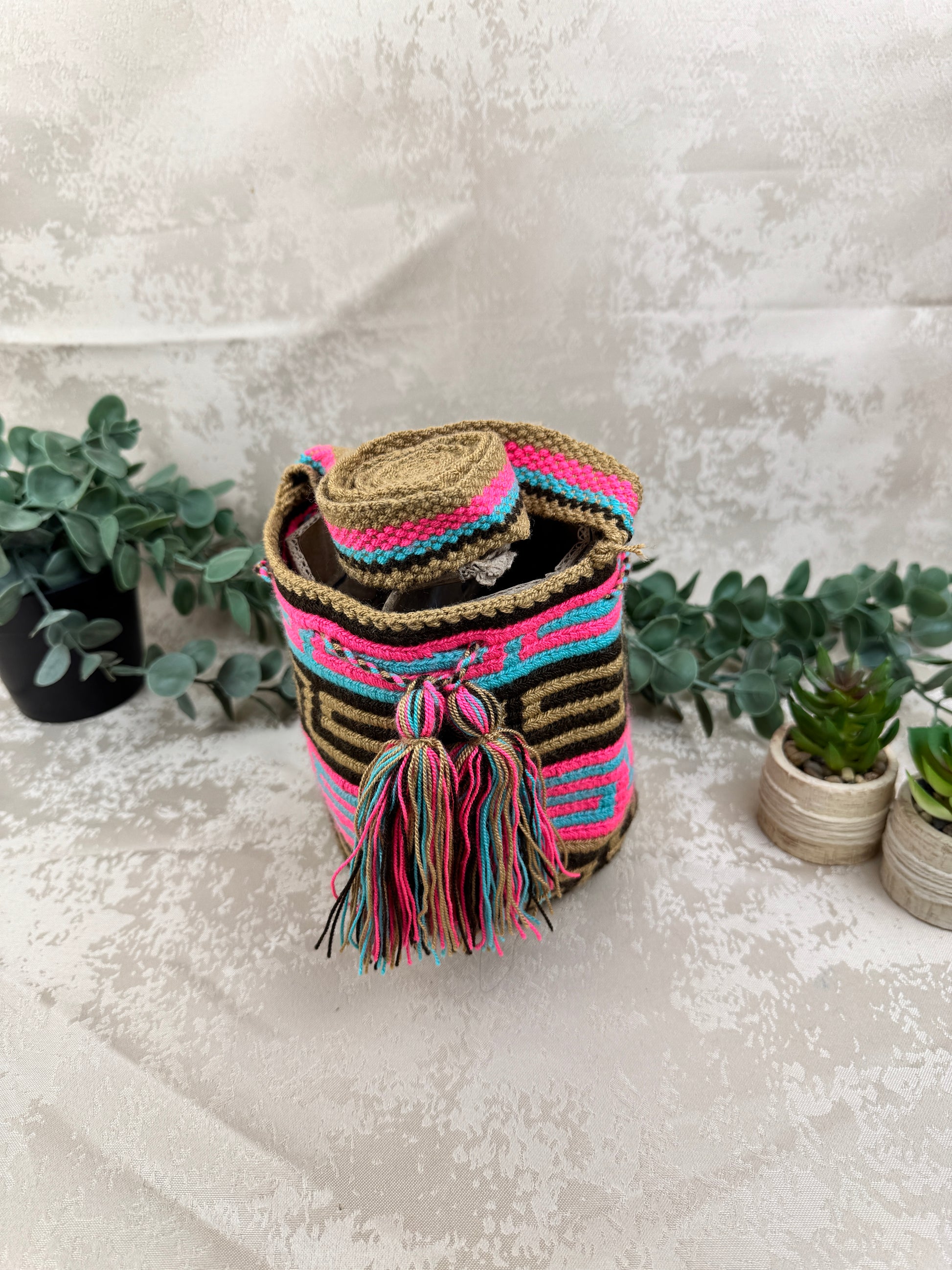 Vista frontal de mochila Wayuu Susuchon 17 con diseño tradicional tejido a mano.