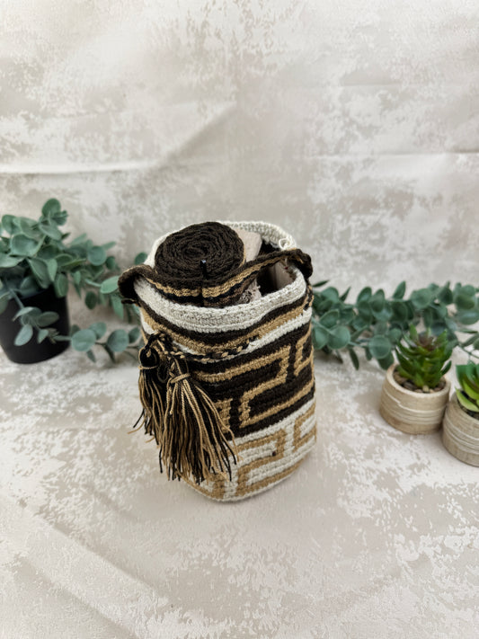 Mochila Wayuu Susuchon 18 tejida a mano por artesanas Wayuu en La Guajira Colombia.