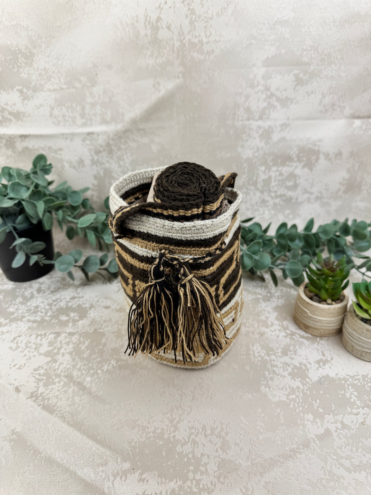 Vista frontal de mochila Wayuu Susuchon 18 con diseño tradicional tejido a mano.