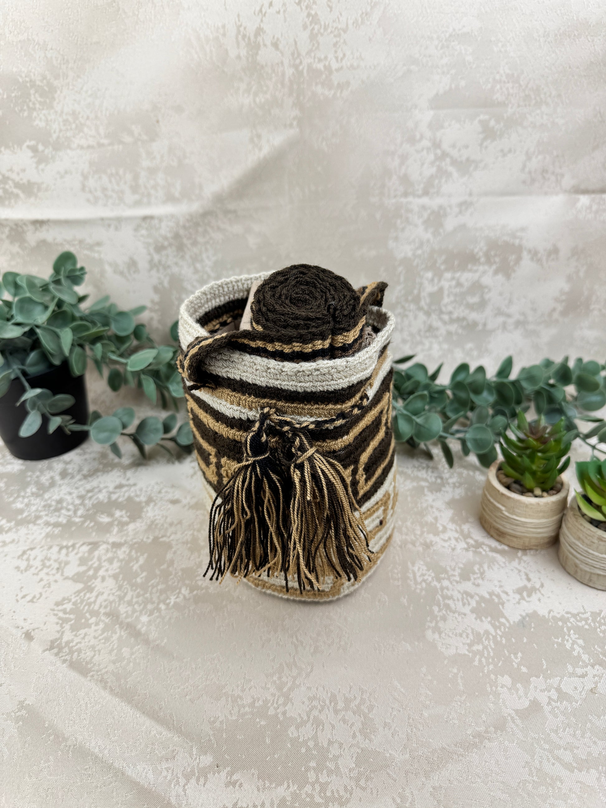Vista frontal de mochila Wayuu Susuchon 18 con diseño tradicional tejido a mano.
