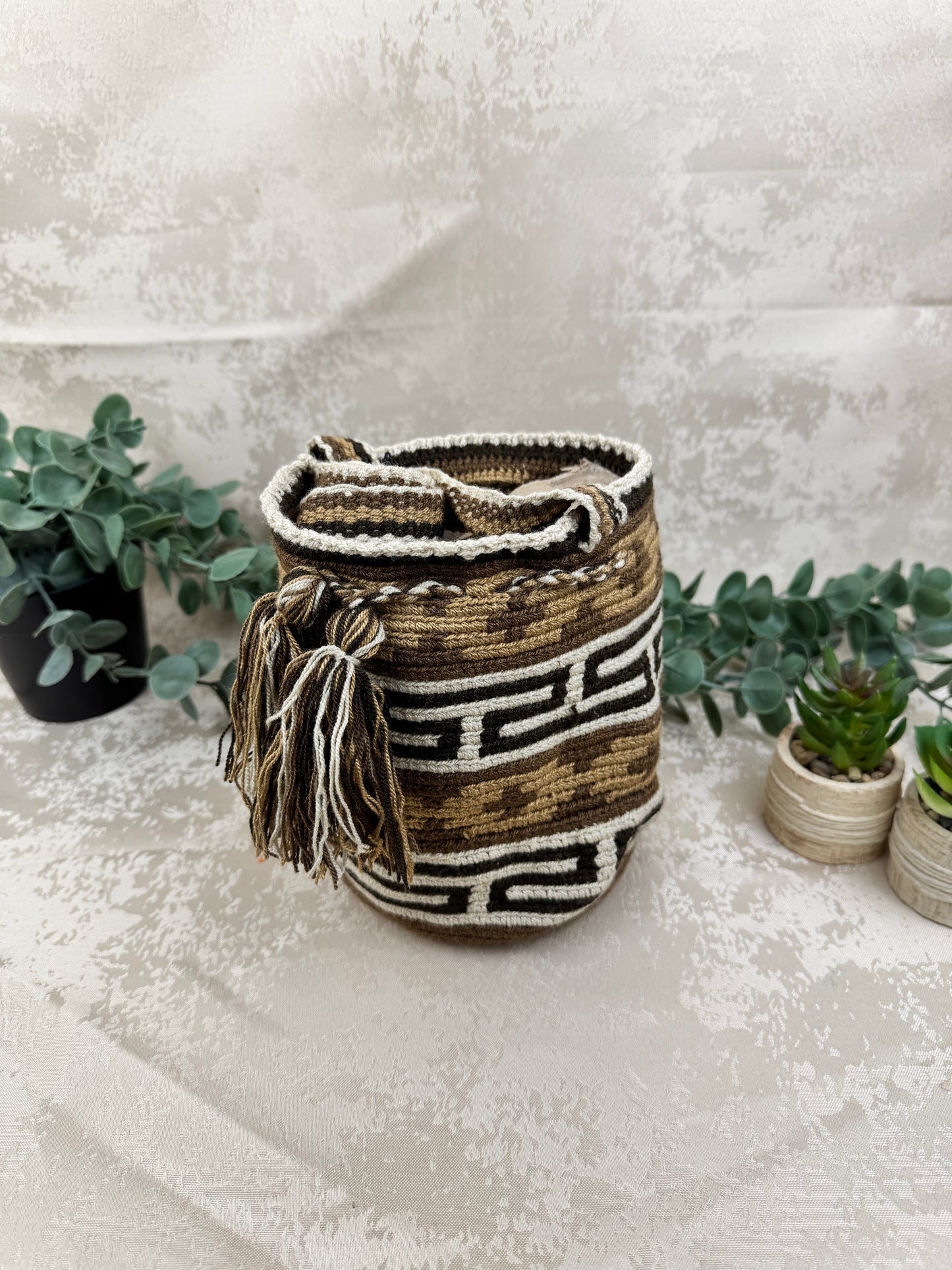 Mochila Wayuu Susuchon 19 tejida a mano por artesanas Wayuu en La Guajira Colombia.