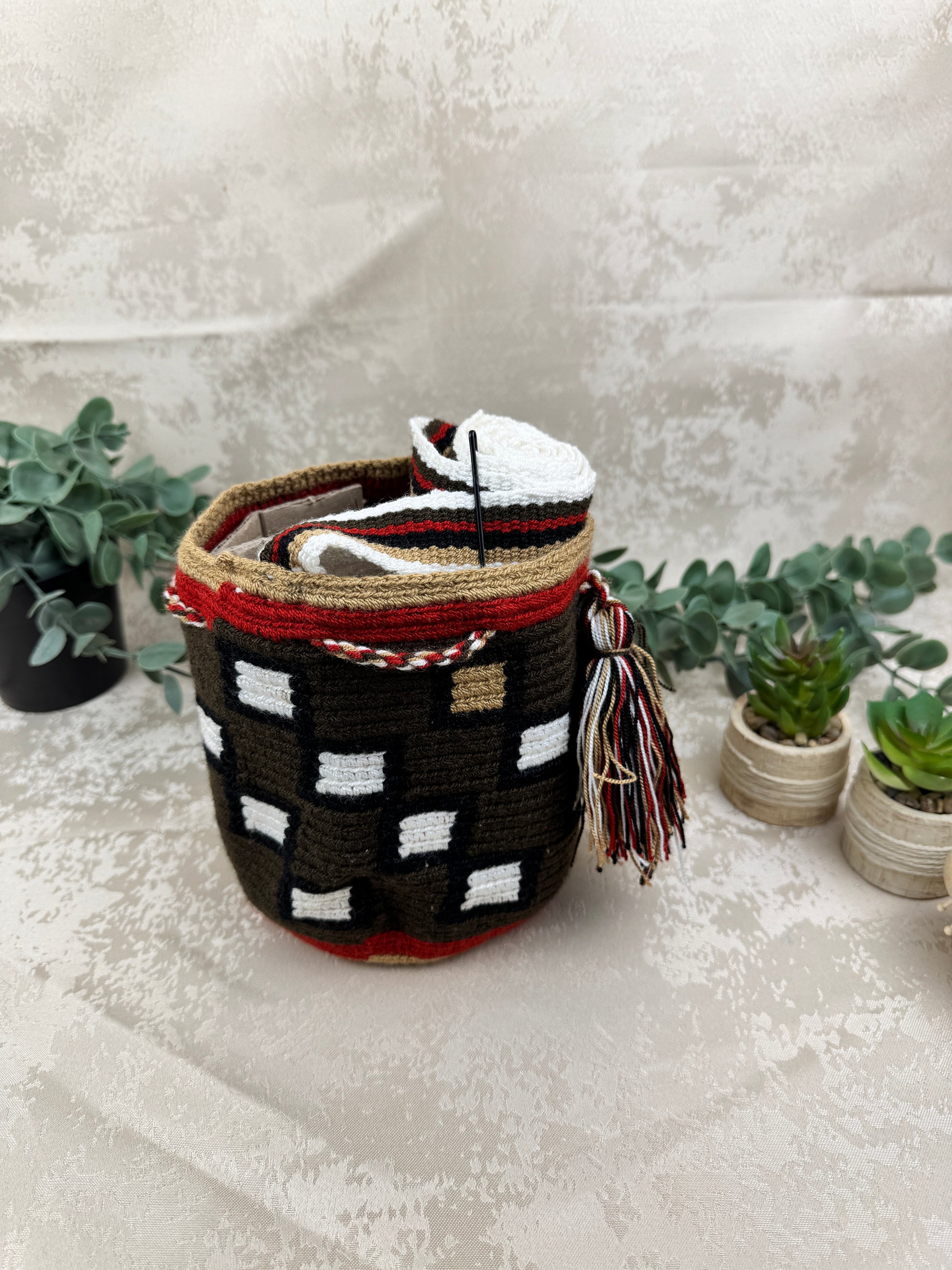 Vista frontal de mochila Wayuu Susuchon 2 con diseño tradicional tejido a mano.