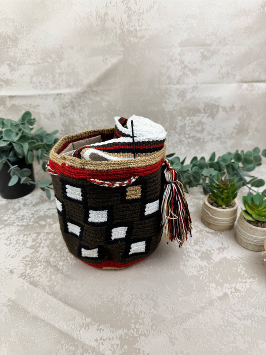 Vista frontal de mochila Wayuu Susuchon 2 con diseño tradicional tejido a mano.