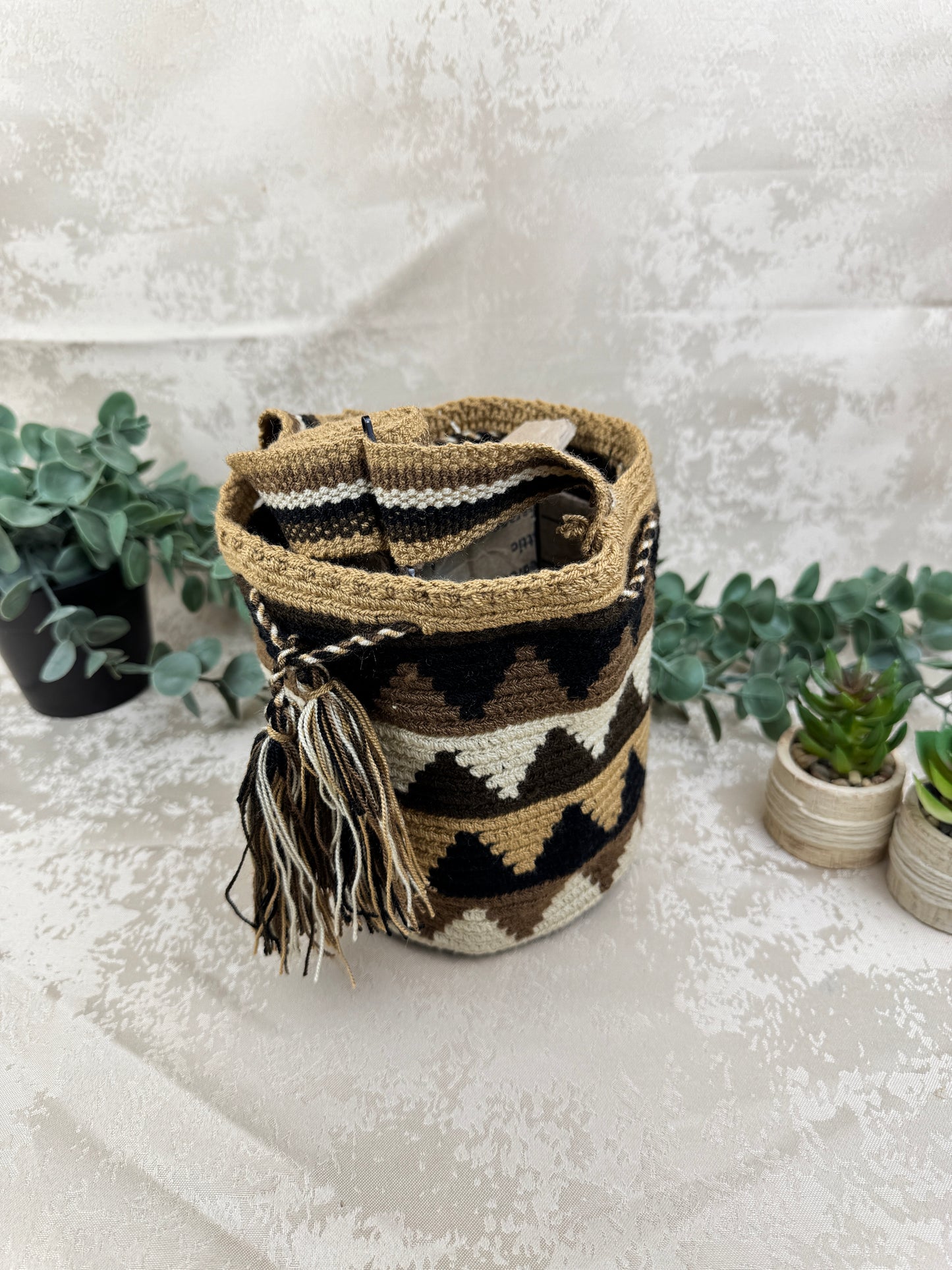 Mochila Wayuu Susuchon 20 tejida a mano por artesanas Wayuu en La Guajira Colombia.