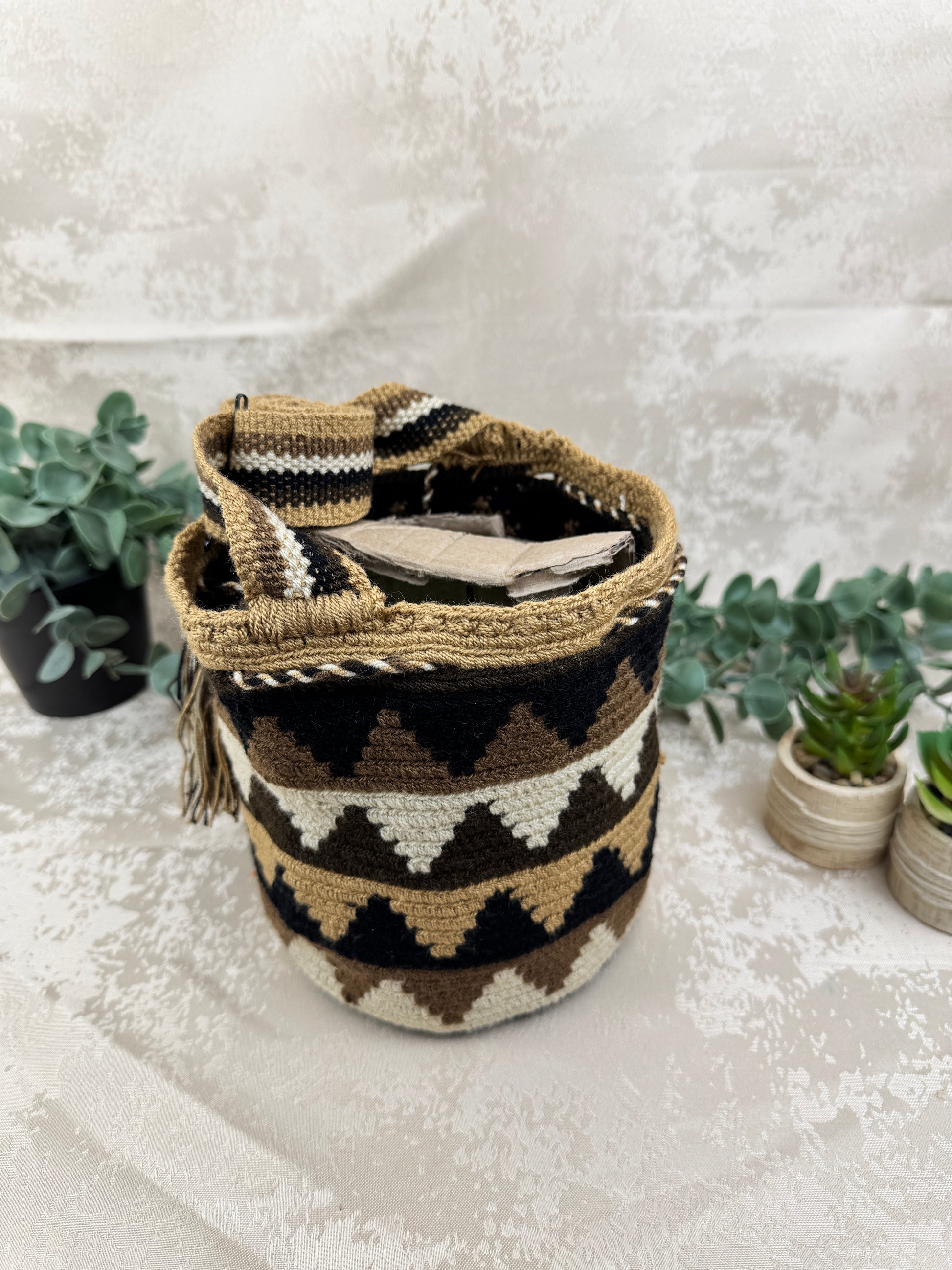 Correa tejida a mano de mochila Wayuu Susuchon artesanal colombiana.
