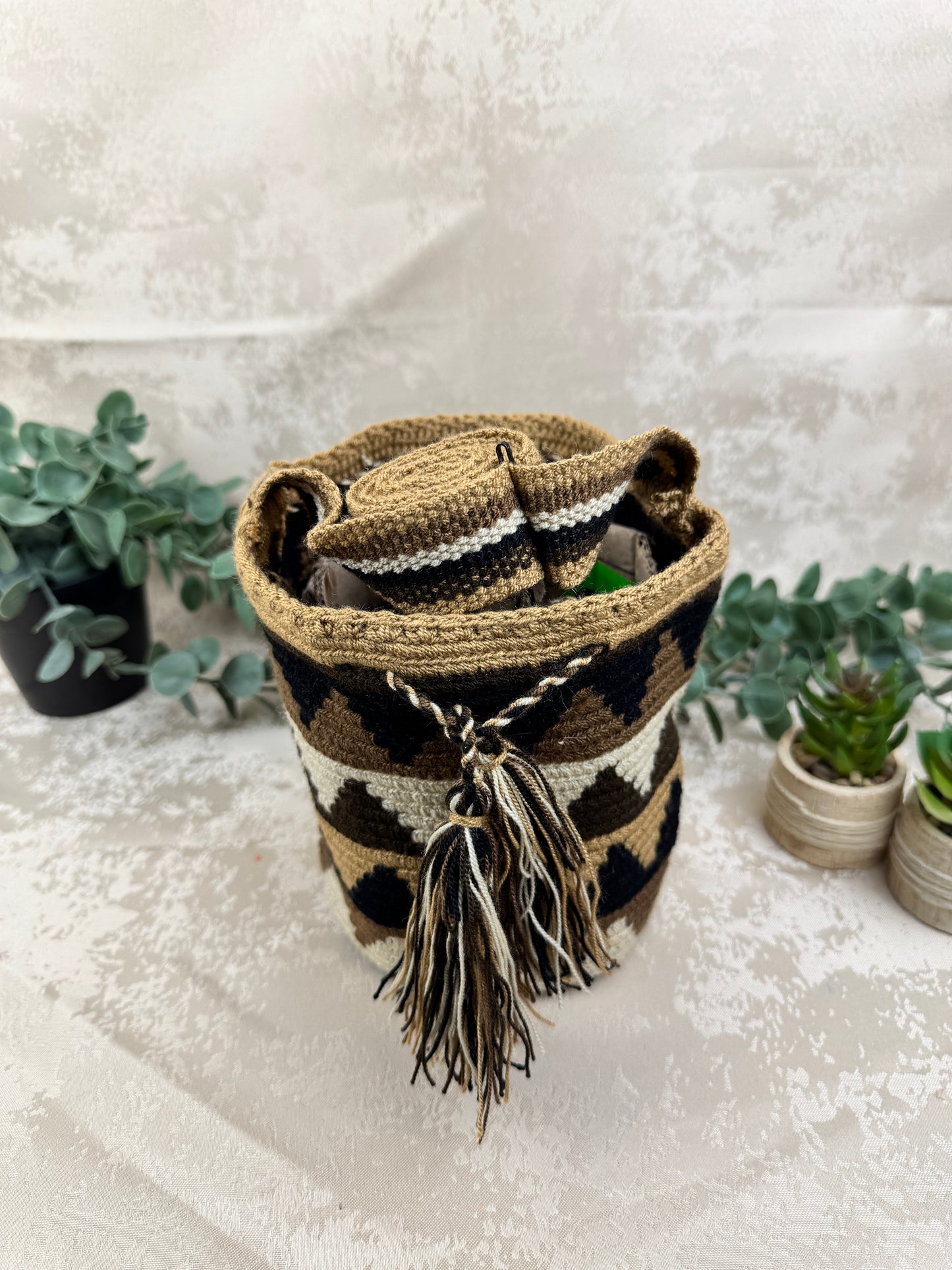 Vista frontal de mochila Wayuu Susuchon 20 con diseño tradicional tejido a mano.
