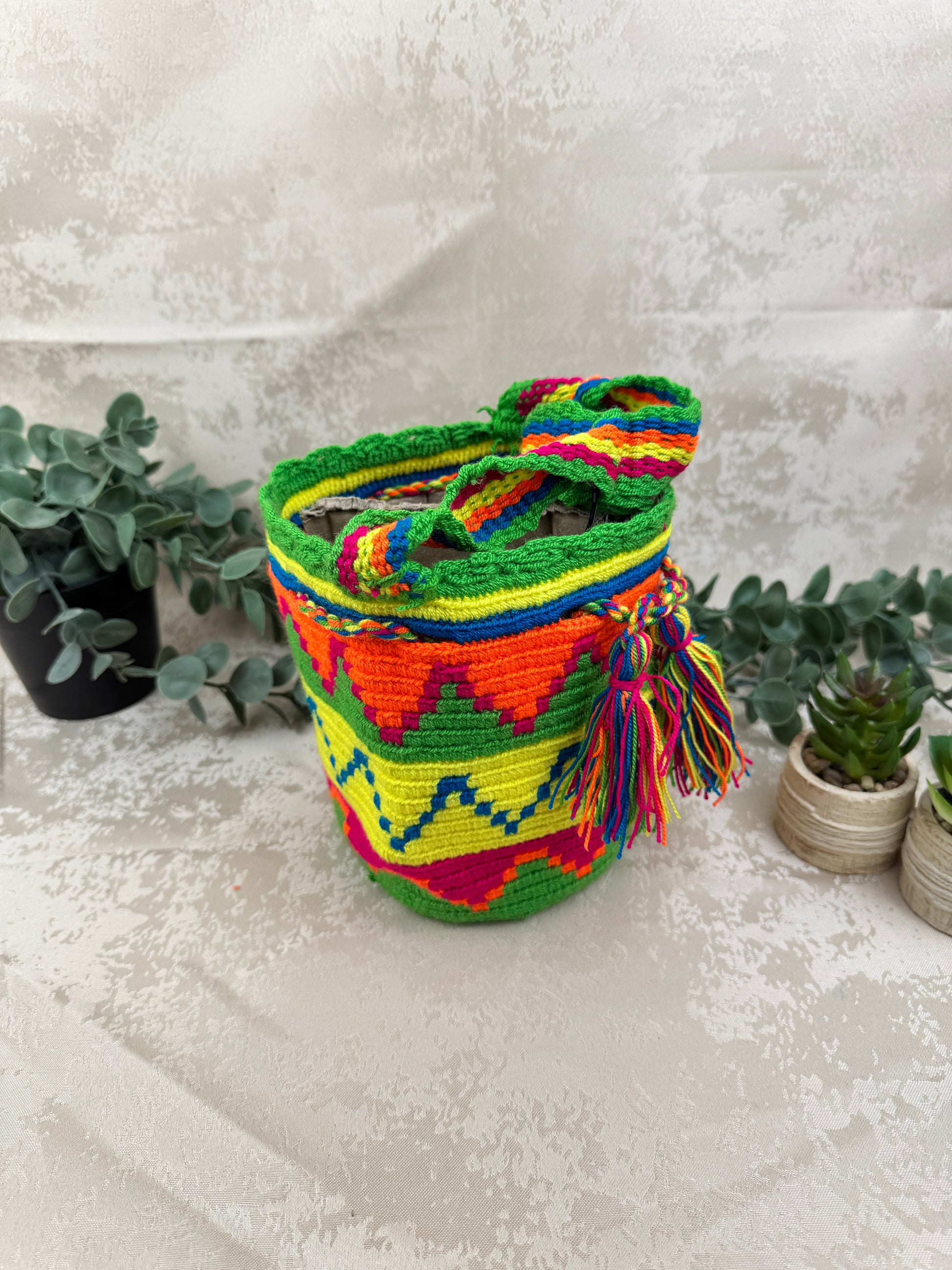 Vista lateral de mochila Wayuu Susuchon artesanal tejida en Colombia.