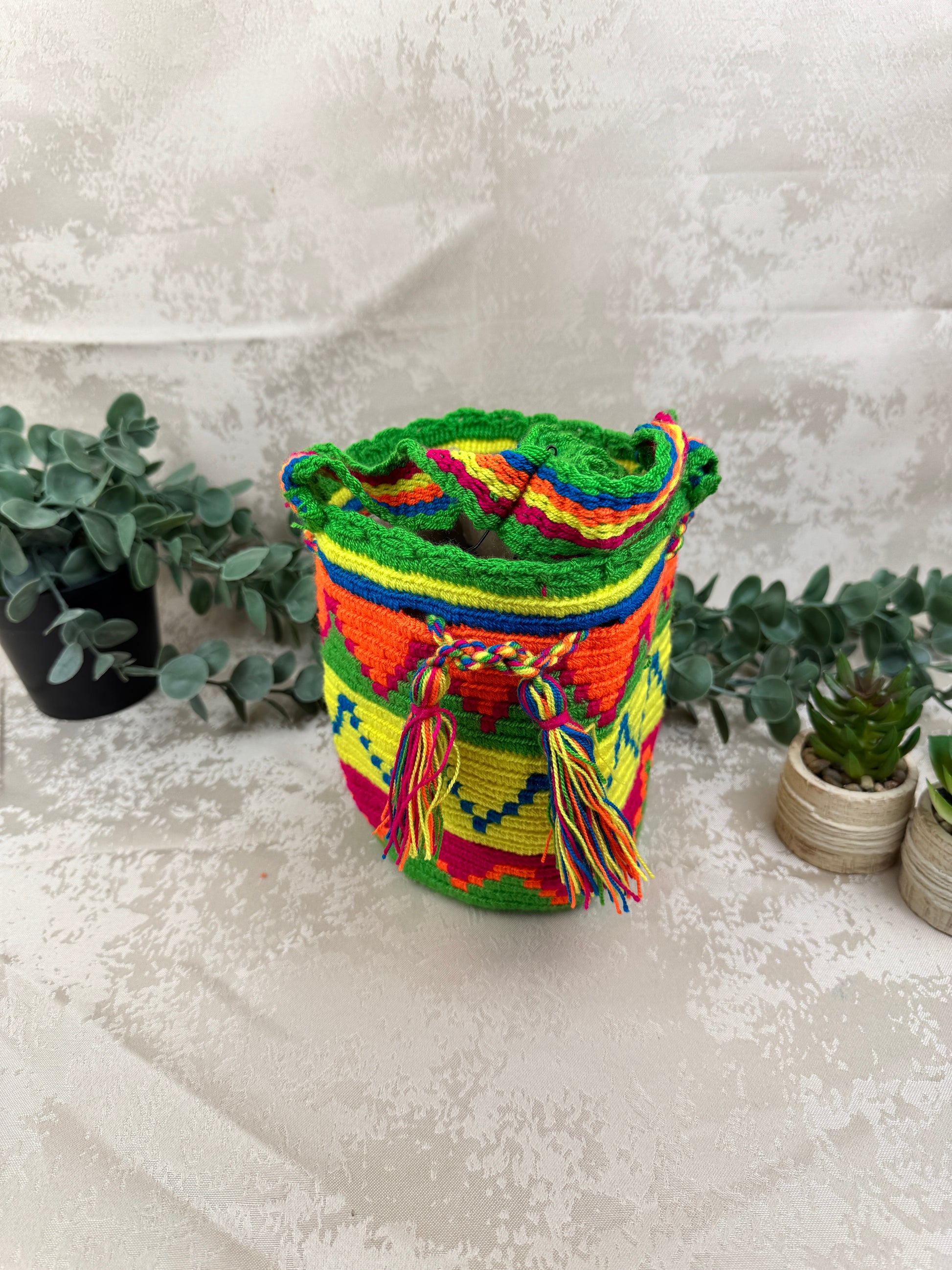 Vista frontal de mochila Wayuu Susuchon 21 con diseño tradicional tejido a mano.