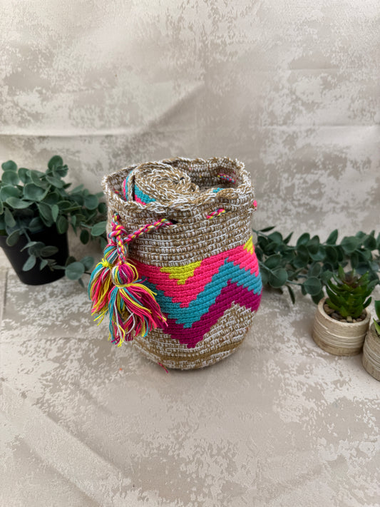 Mochila Wayuu Susuchon 22 tejida a mano por artesanas Wayuu en La Guajira Colombia.