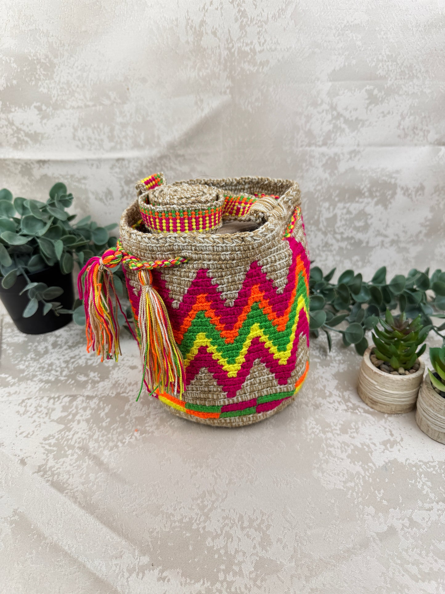 Mochila Wayuu Susuchon 23 tejida a mano por artesanas Wayuu en La Guajira Colombia.