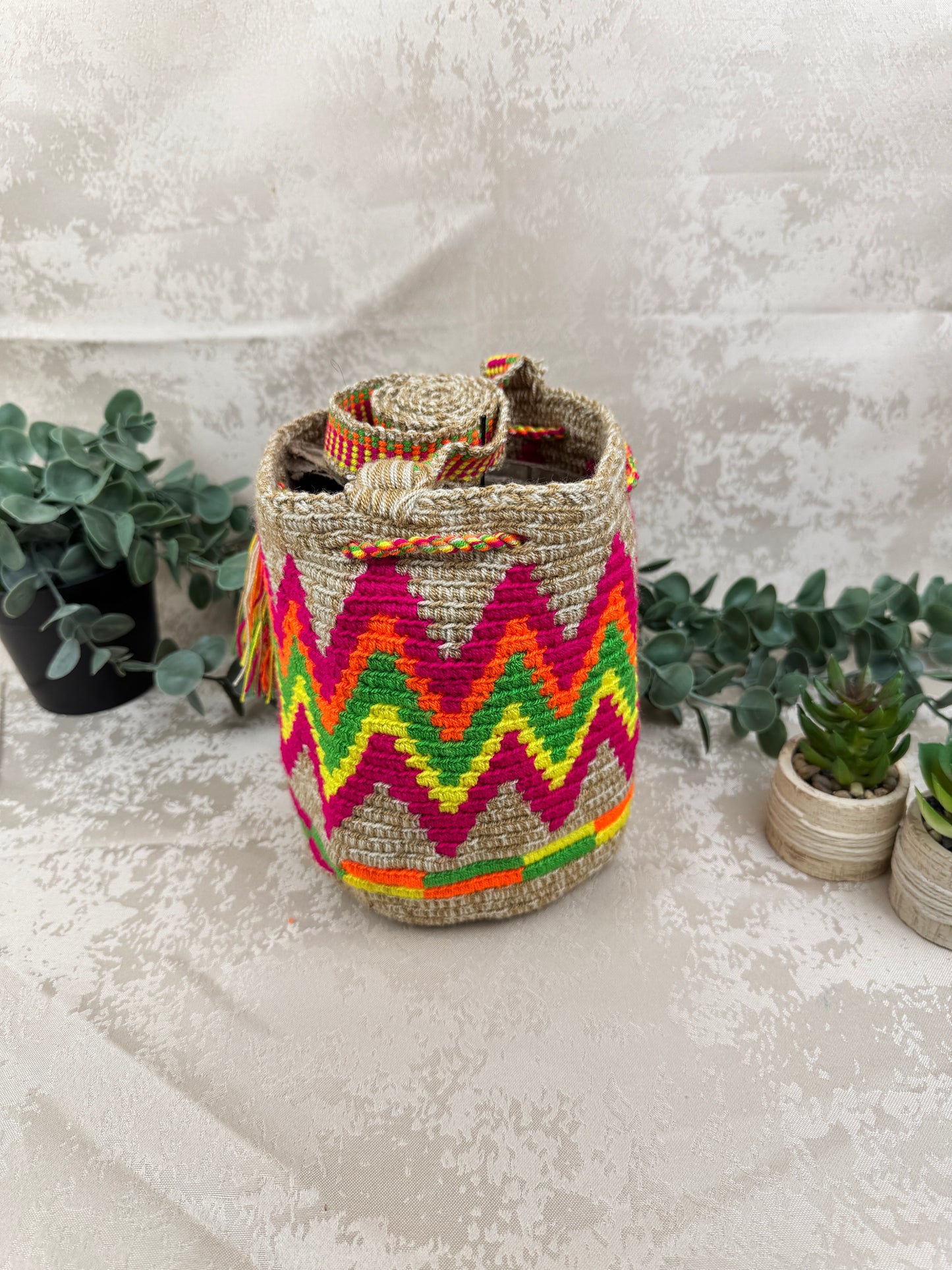 Correa tejida a mano de mochila Wayuu Susuchon artesanal colombiana.