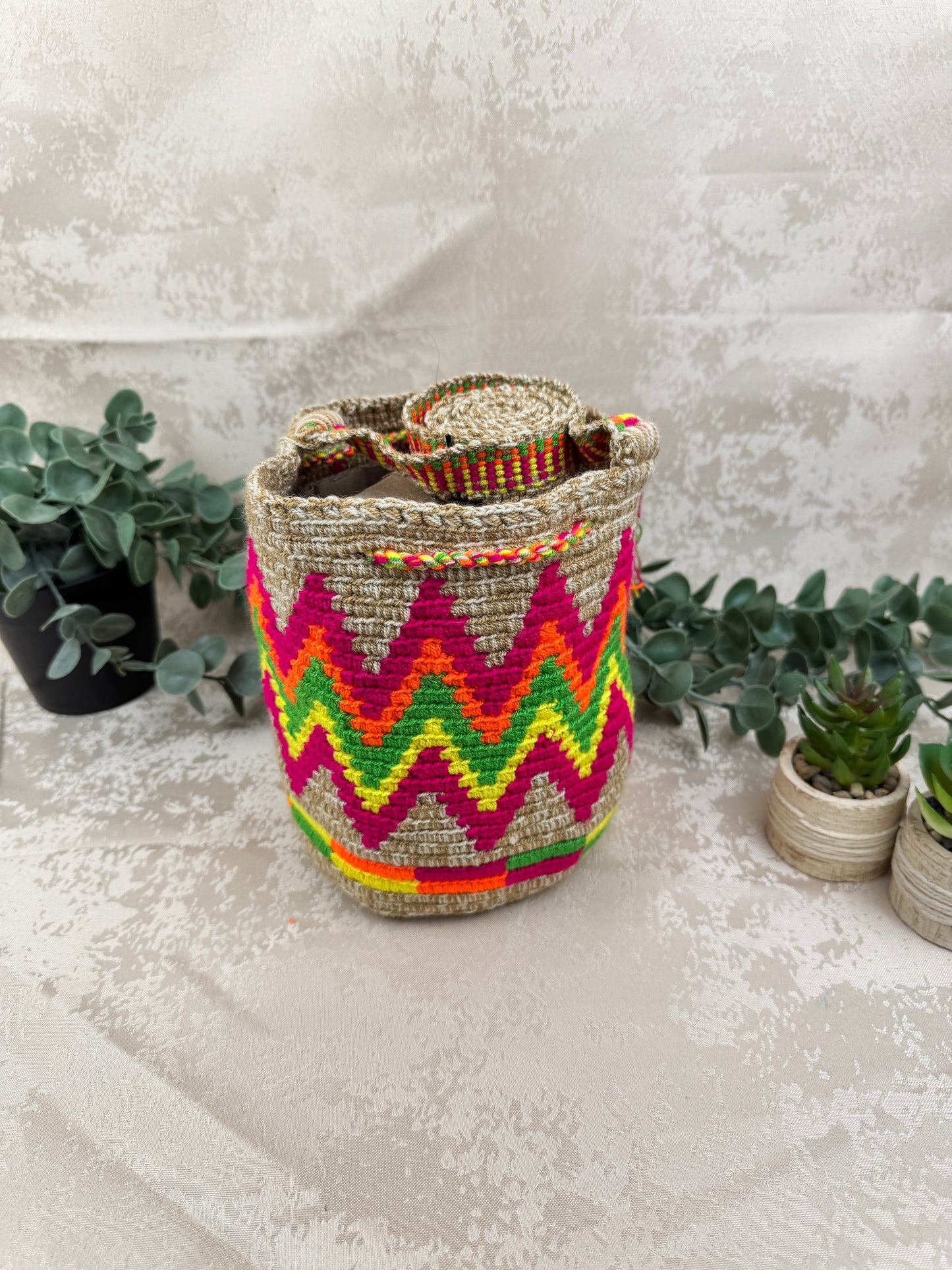 Detalle del patrón tradicional tejido en mochila Wayuu Susuchon 23.