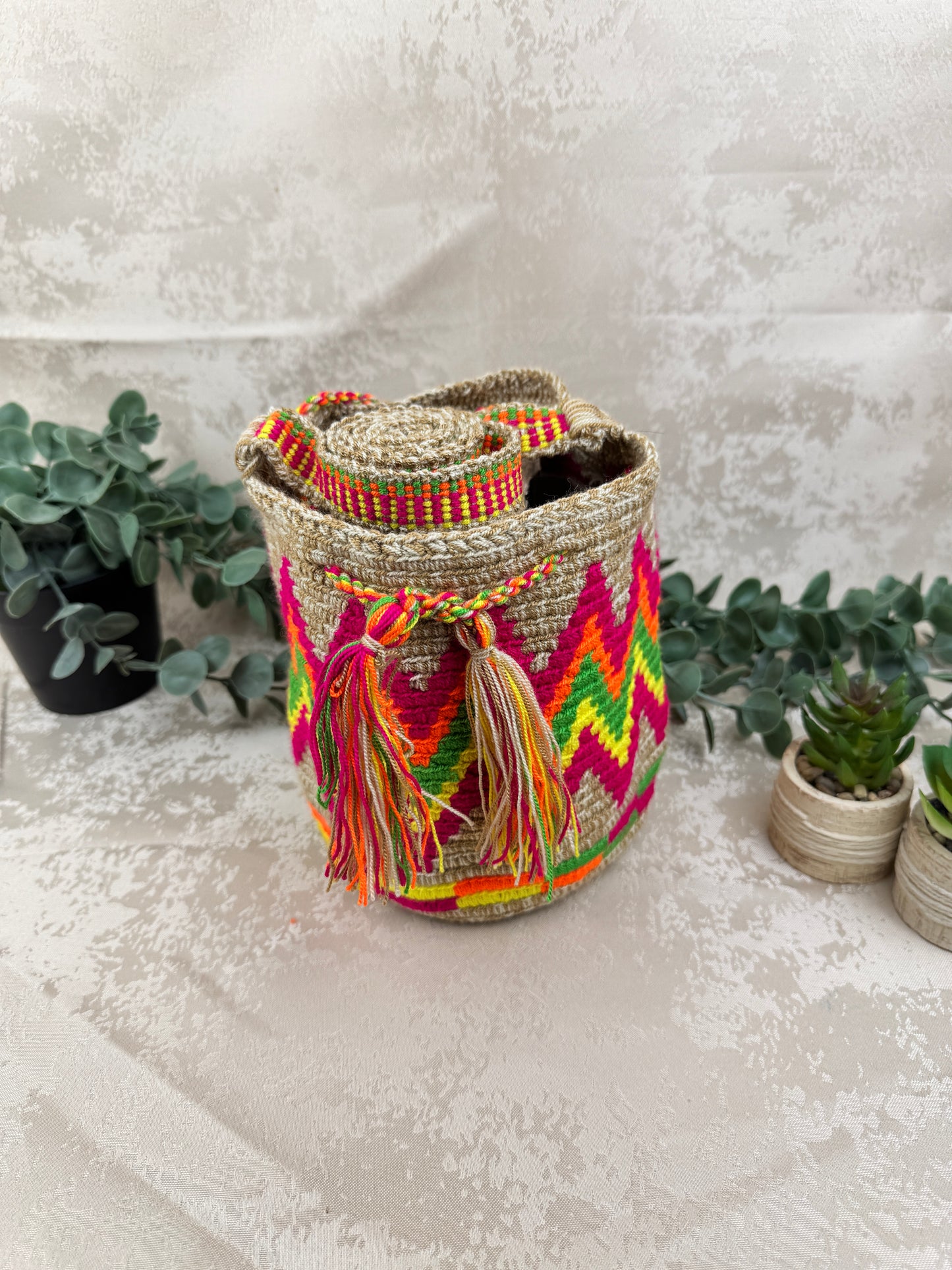 Vista frontal de mochila Wayuu Susuchon 23 con diseño tradicional tejido a mano.