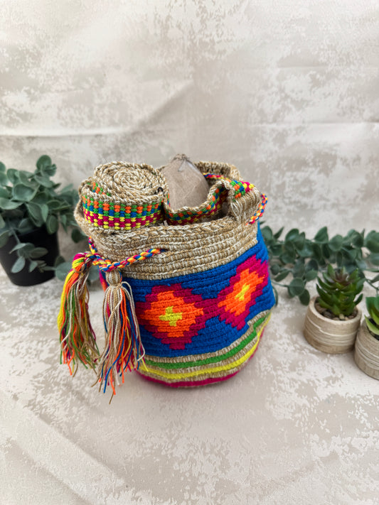 Mochila Wayuu Susuchon 24 tejida a mano por artesanas Wayuu en La Guajira Colombia.