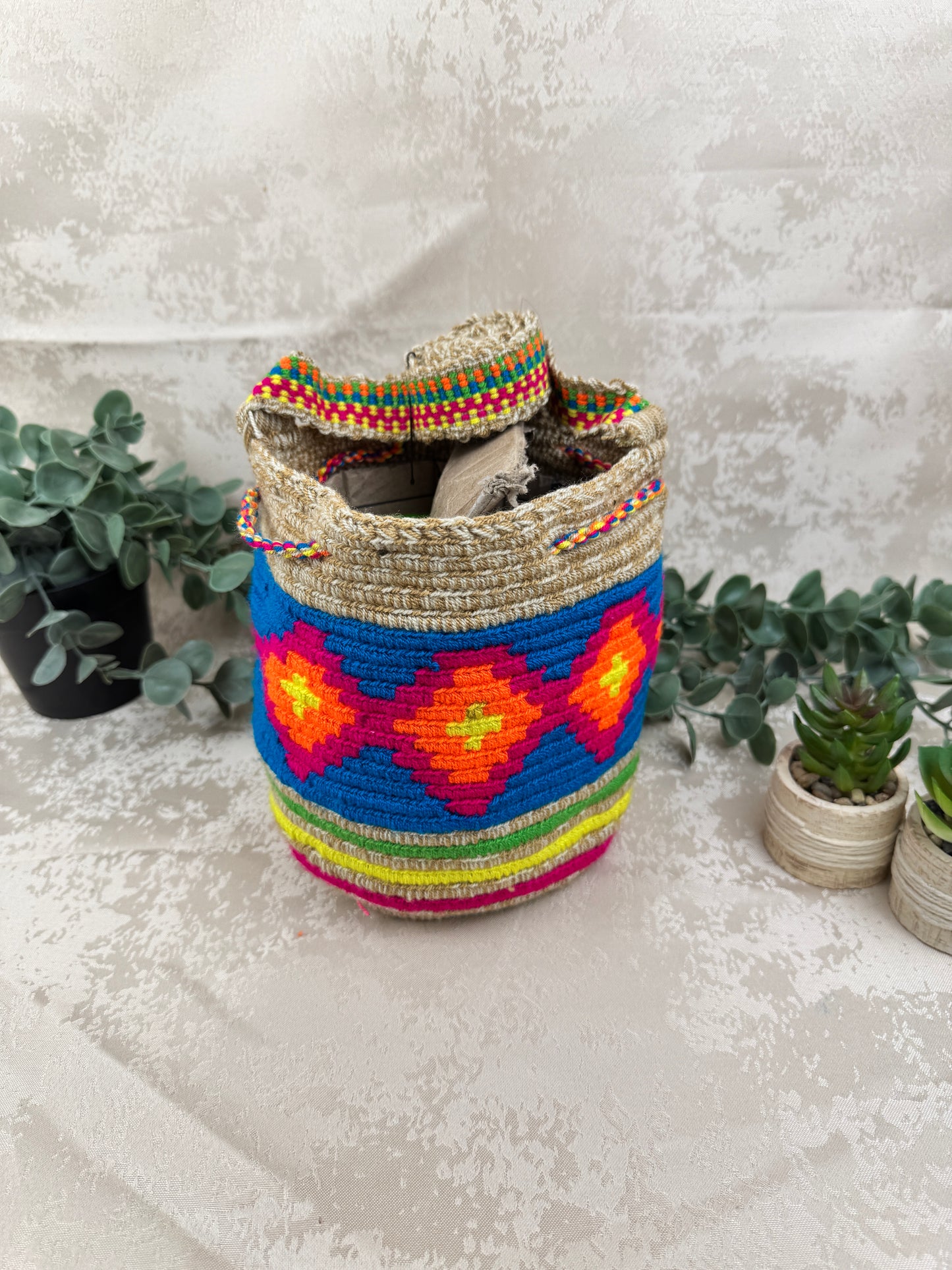 Correa tejida a mano de mochila Wayuu Susuchon artesanal colombiana.