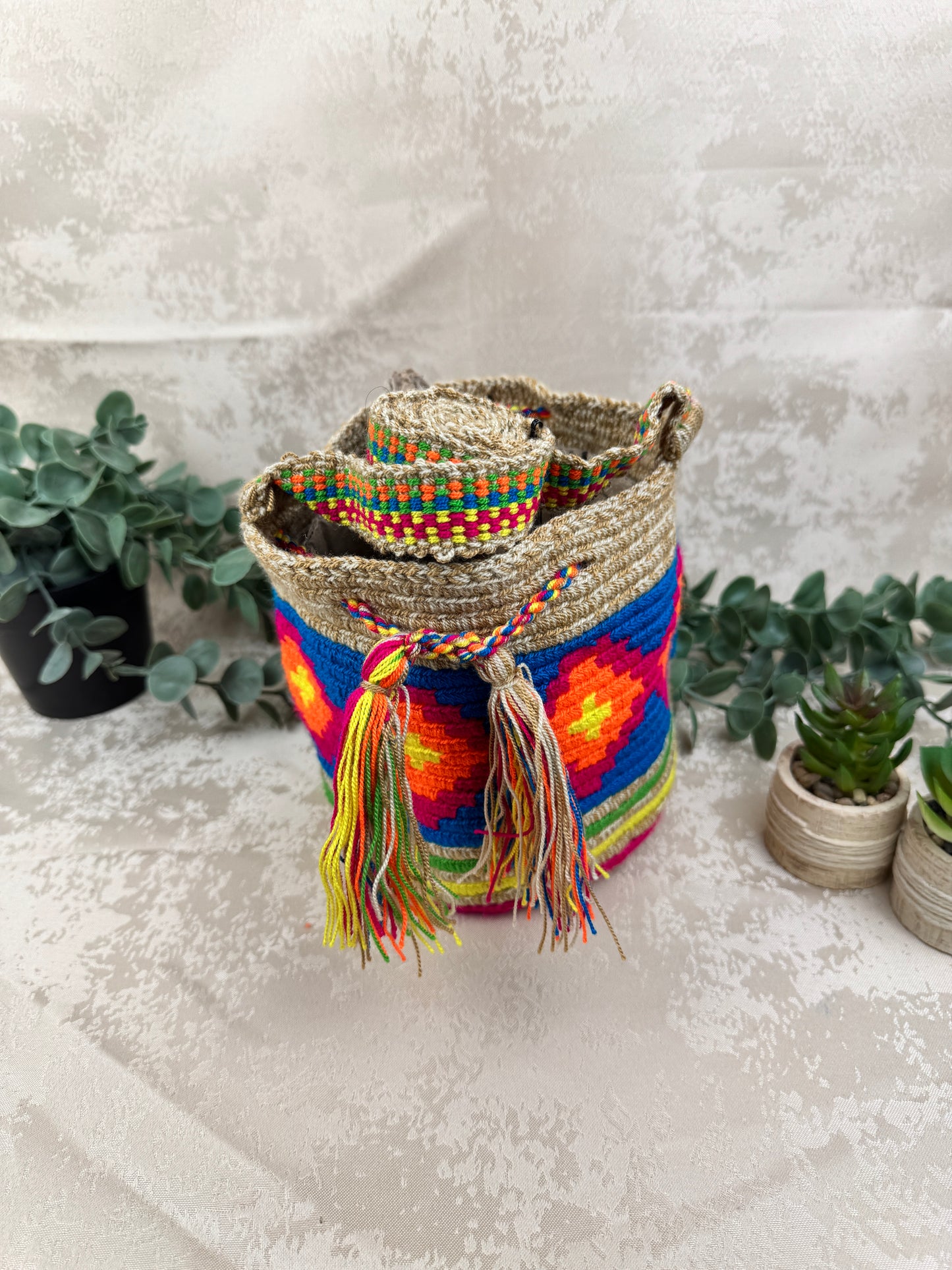 Vista frontal de mochila Wayuu Susuchon 24 con diseño tradicional tejido a man