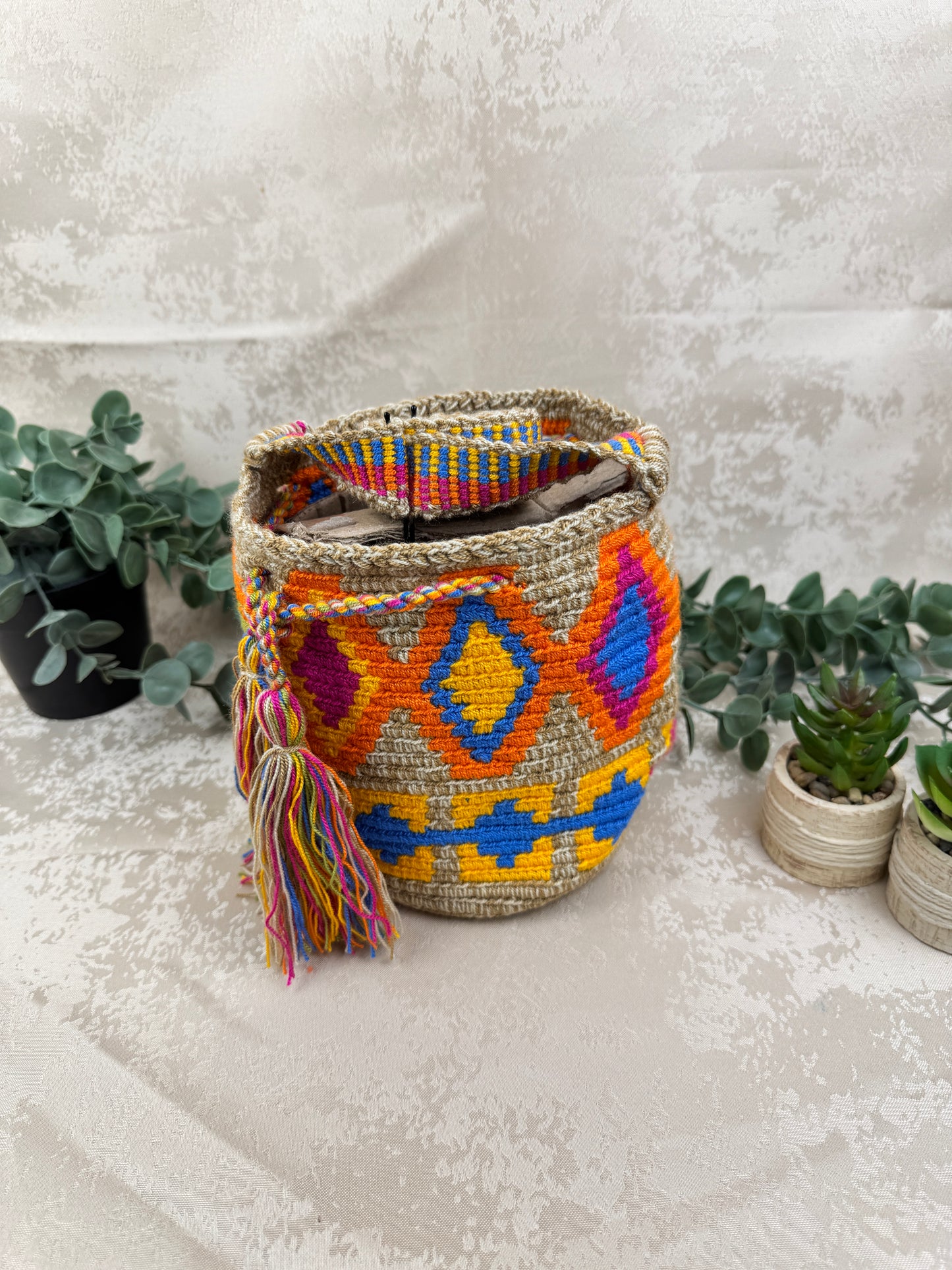 Mochila Wayuu Susuchon 25 tejida a mano por artesanas Wayuu en La Guajira Colombia.