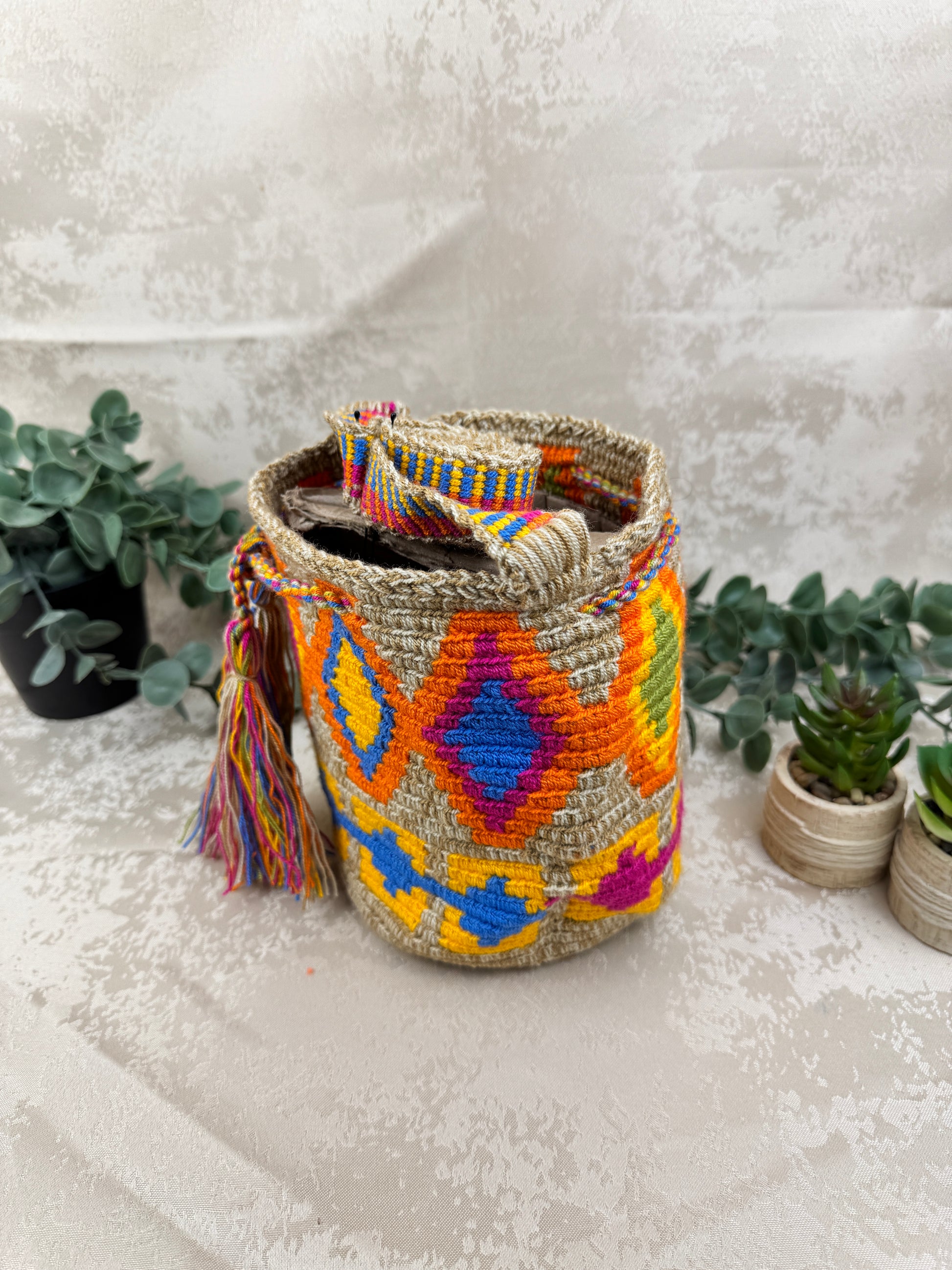Correa tejida a mano de mochila Wayuu Susuchon artesanal colombiana.