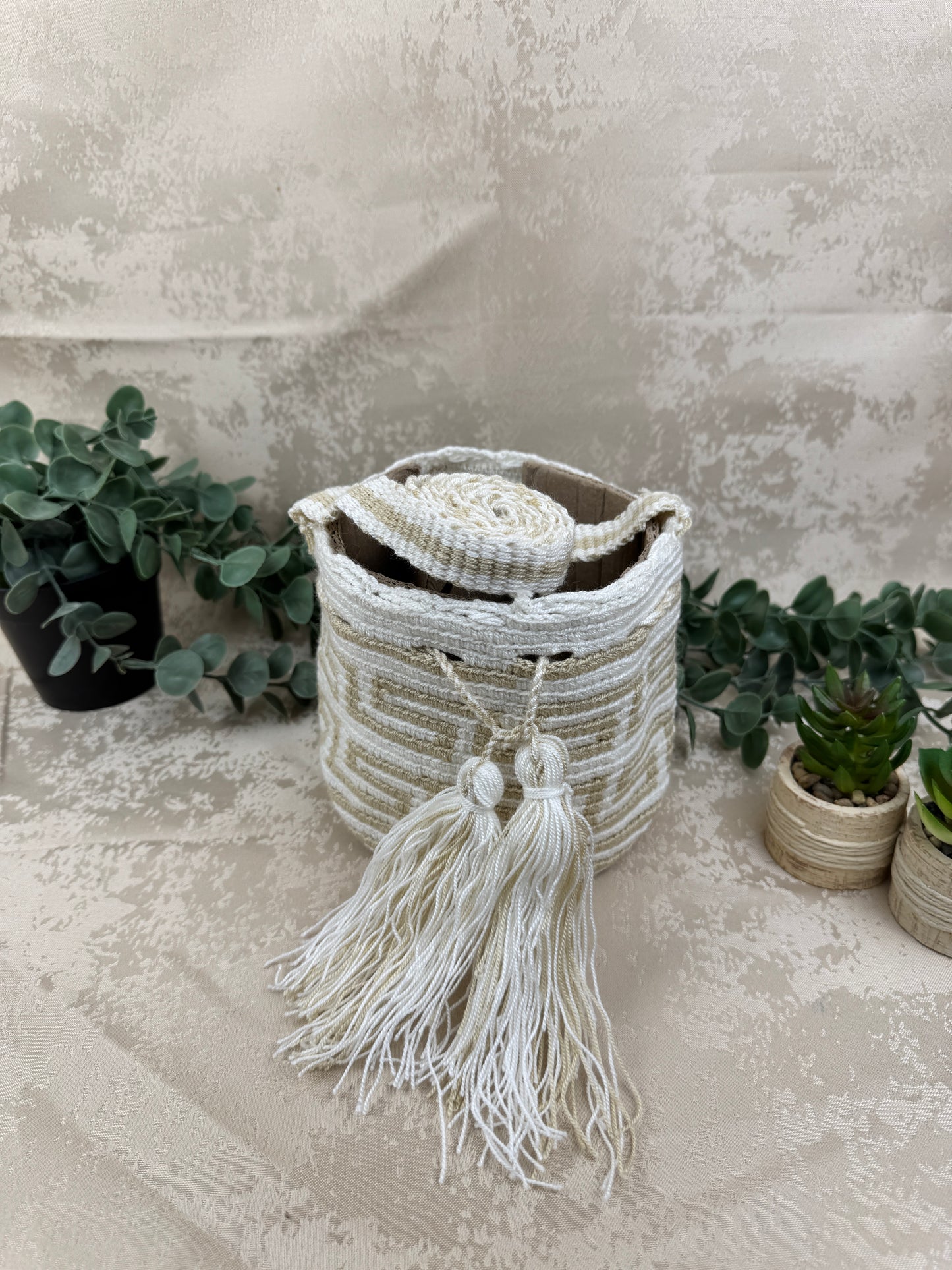 Vista frontal de mochila Wayuu Susuchon 26 con diseño tradicional tejido a mano.