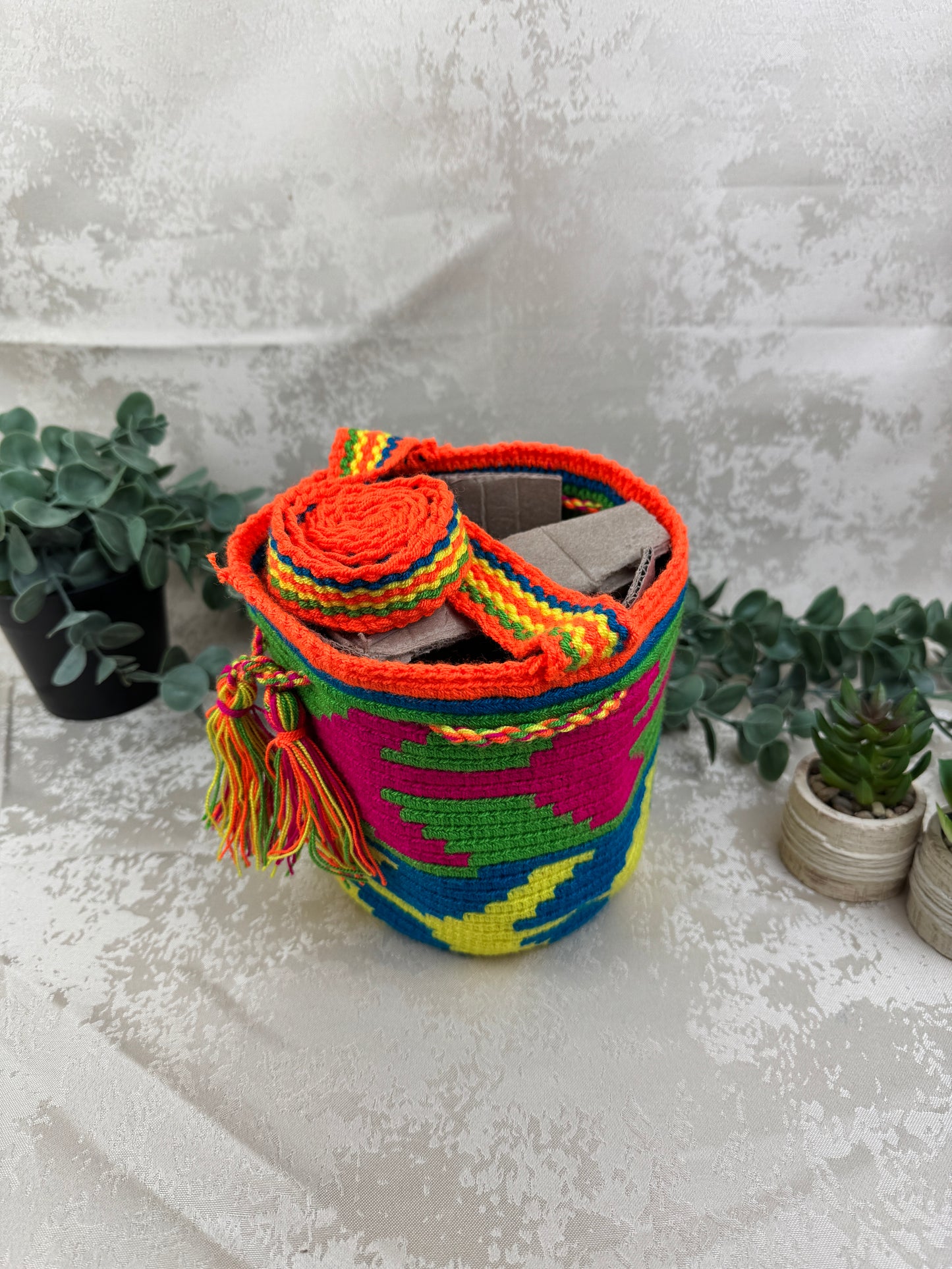 Mochila Wayuu Susuchon 27 tejida a mano por artesanas Wayuu en La Guajira Colombia.