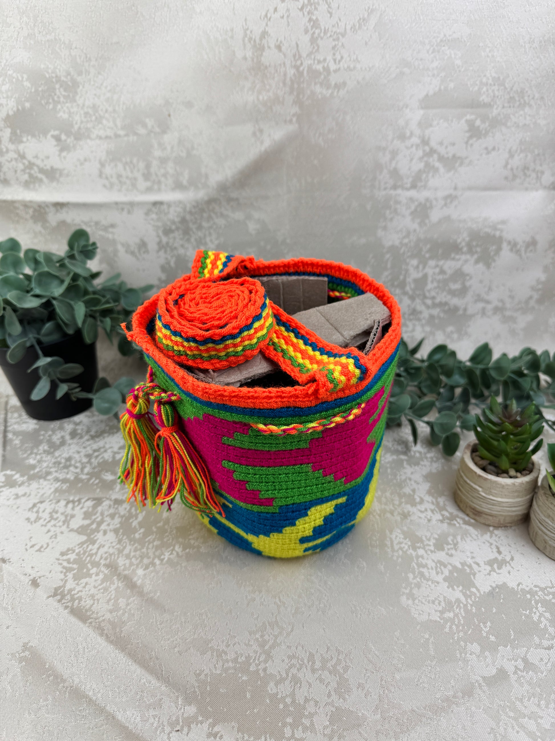 Mochila Wayuu Susuchon 27 tejida a mano por artesanas Wayuu en La Guajira Colombia.